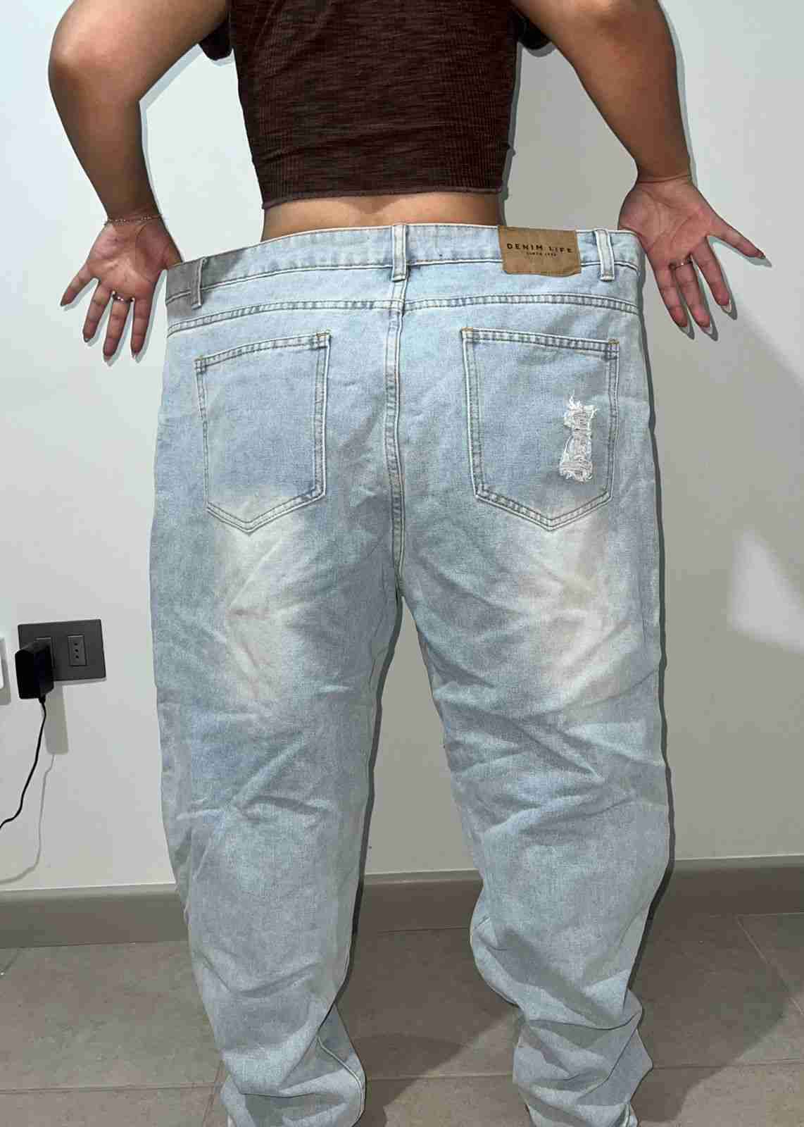 Jeans celeste con roturas - miniatura 2