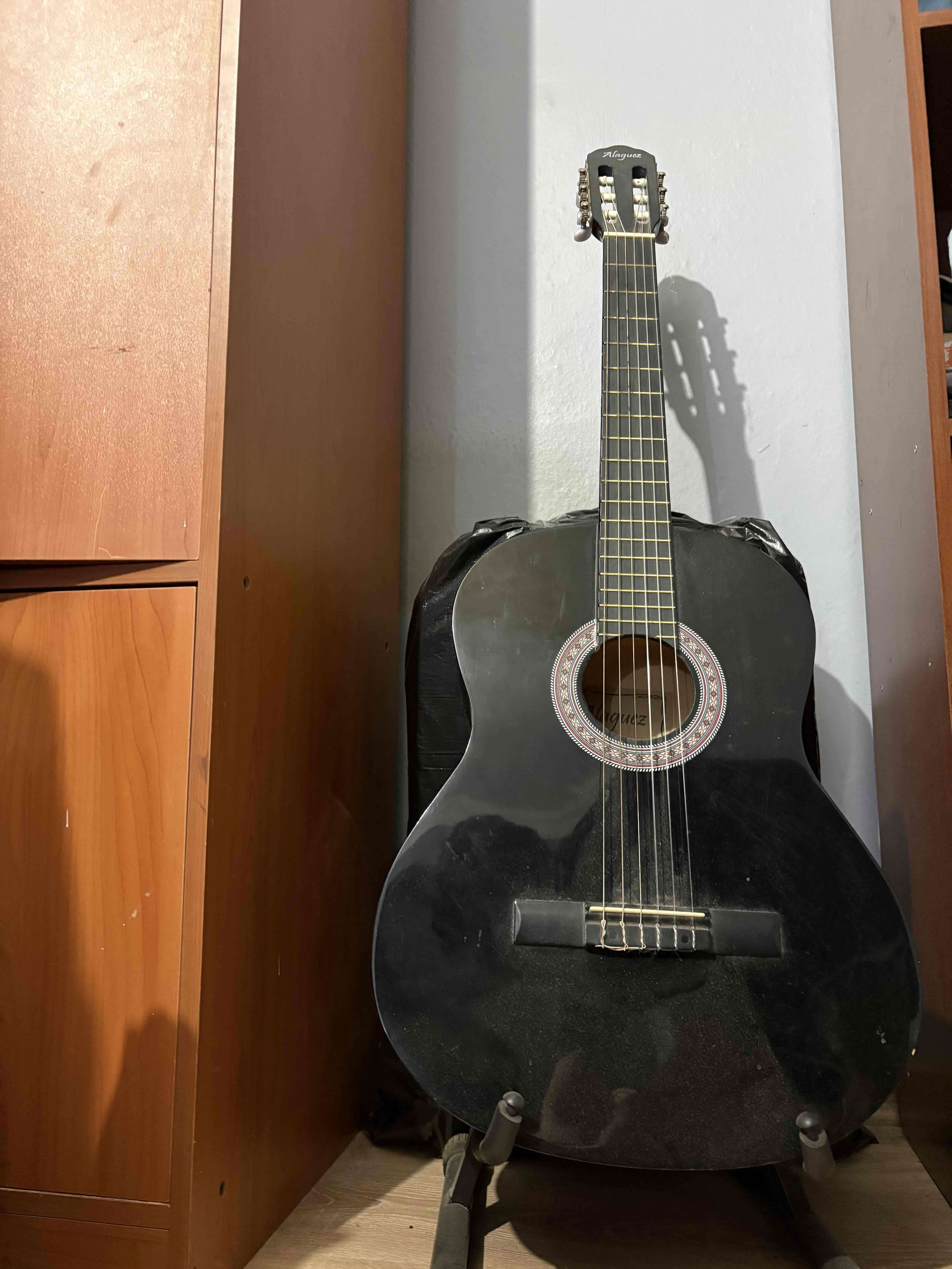 Guitarra acústica negra Alagüez - miniatura 2