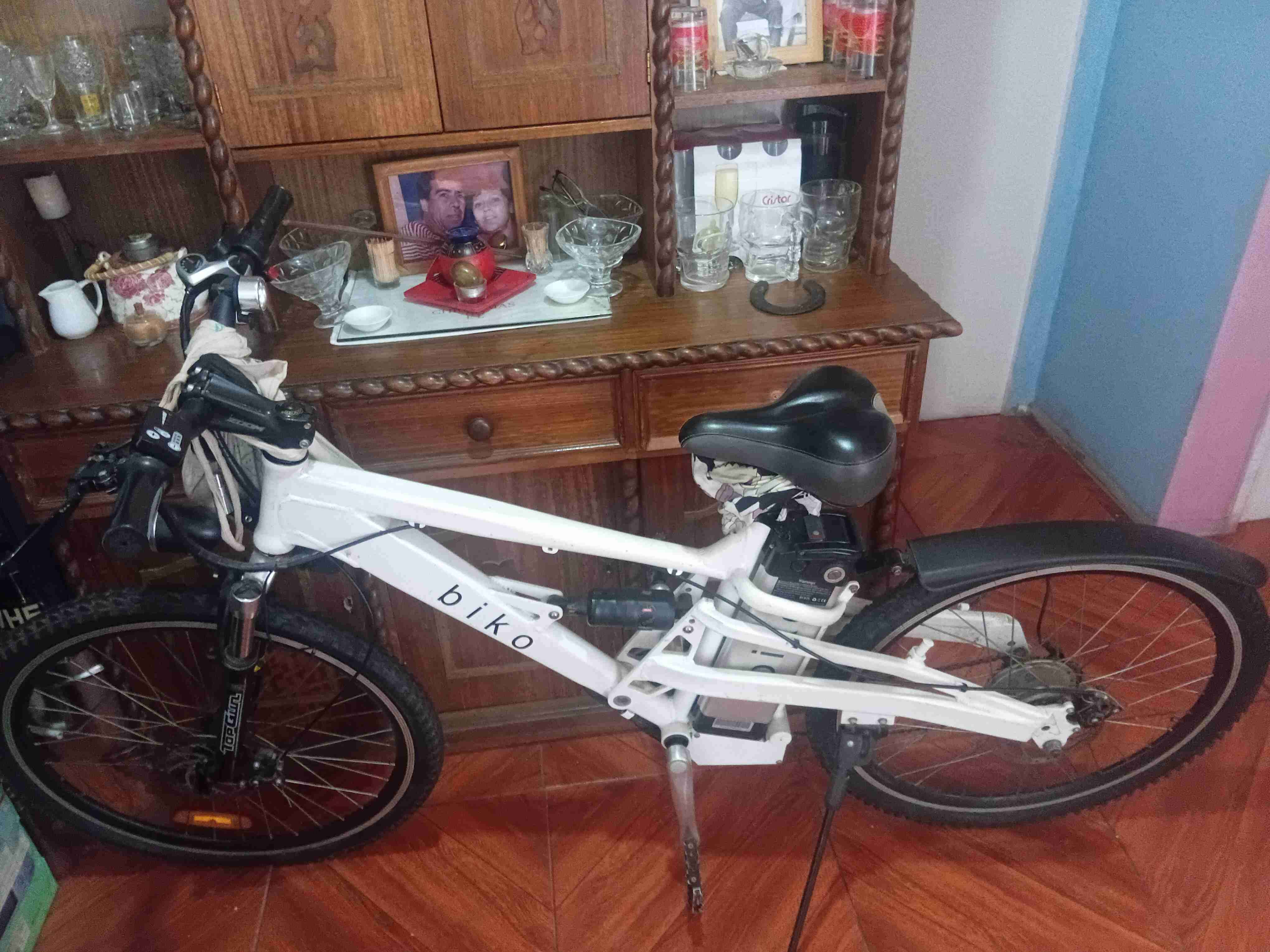 Bicicleta eléctrica blanca Biko