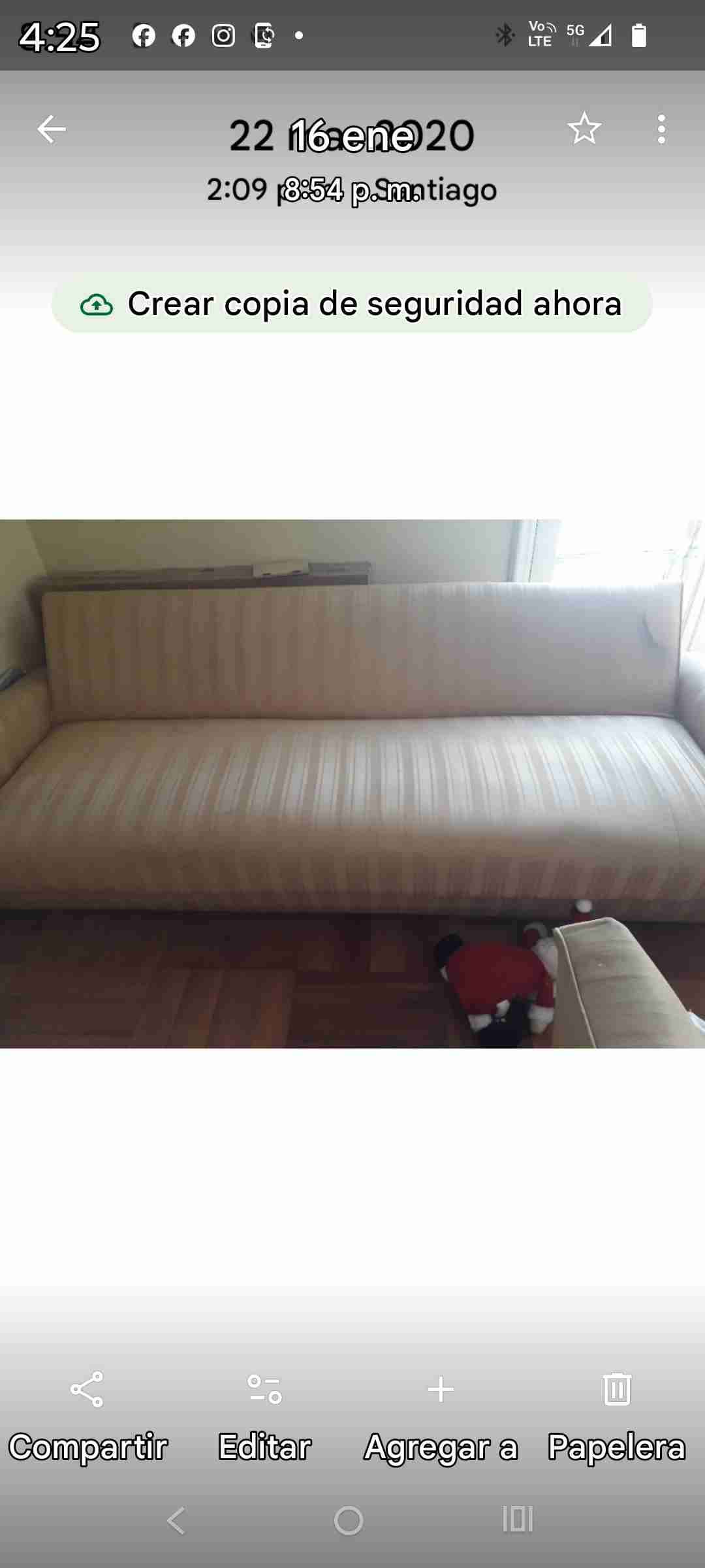 Sofá beige estilo clásico