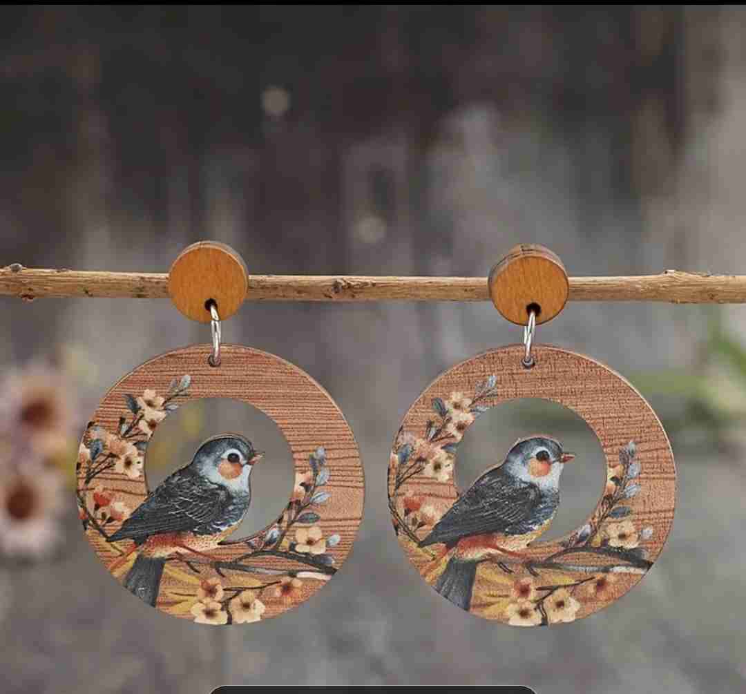 Aros de madera con diseño de golondrina