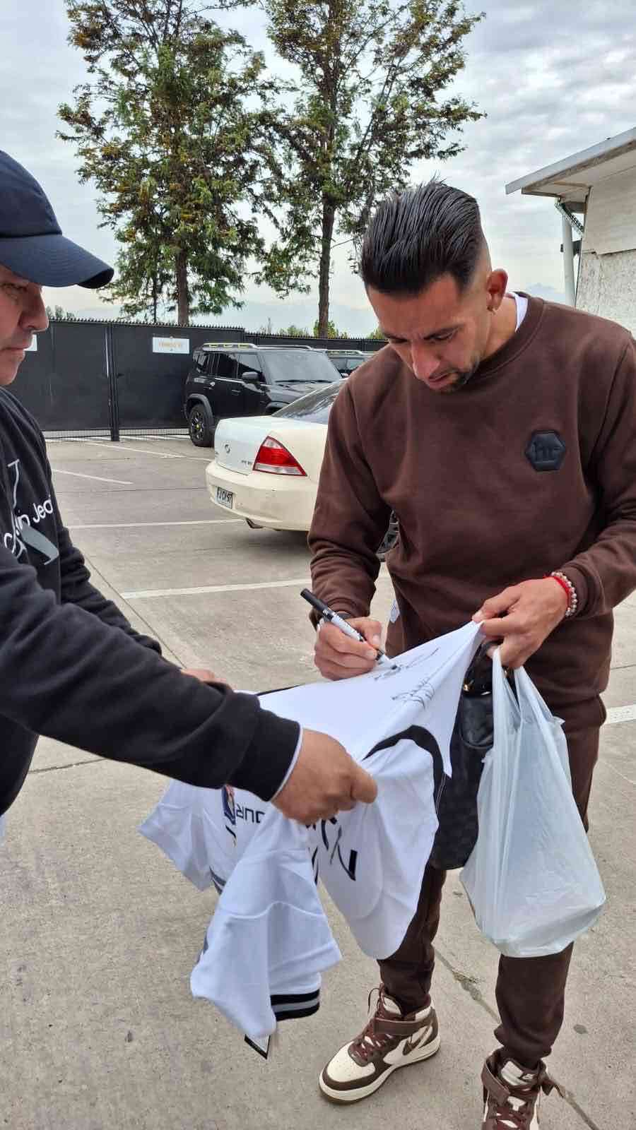 Camiseta firmada de fútbol plantel Colo coló 2025 - miniatura 5