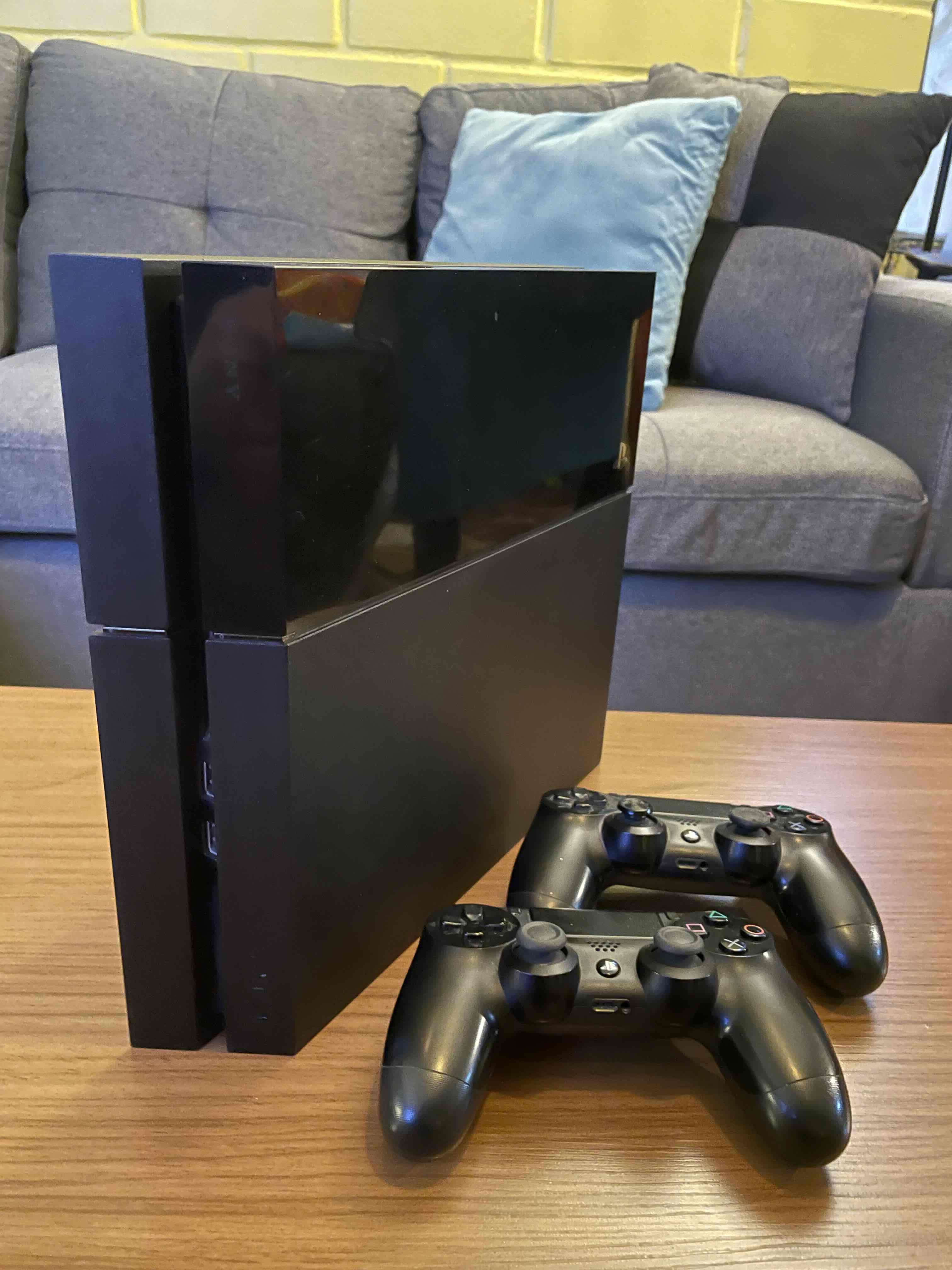 Consola PS4 con dos controles - miniatura 2