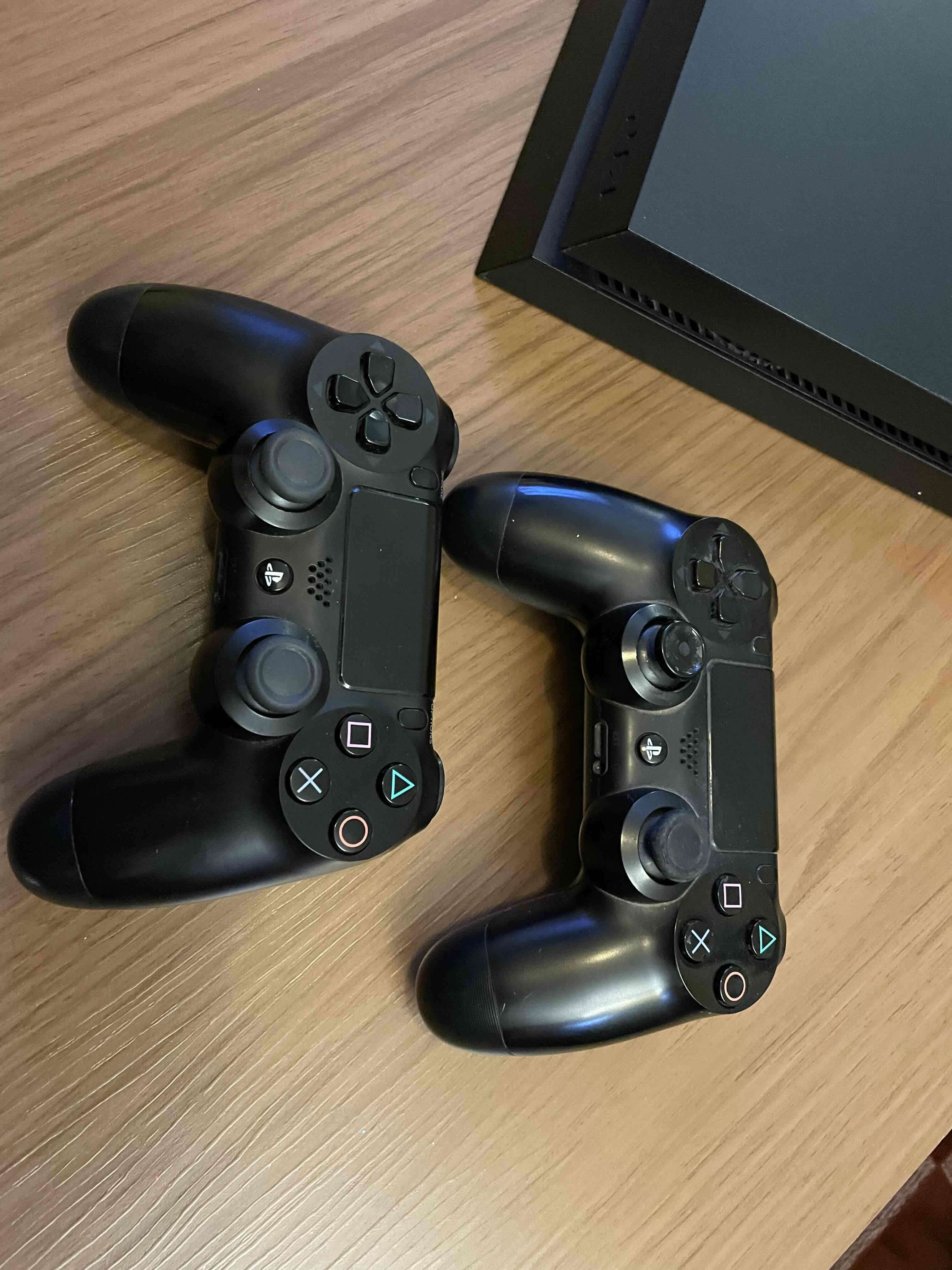 Consola PS4 con dos controles - miniatura 3