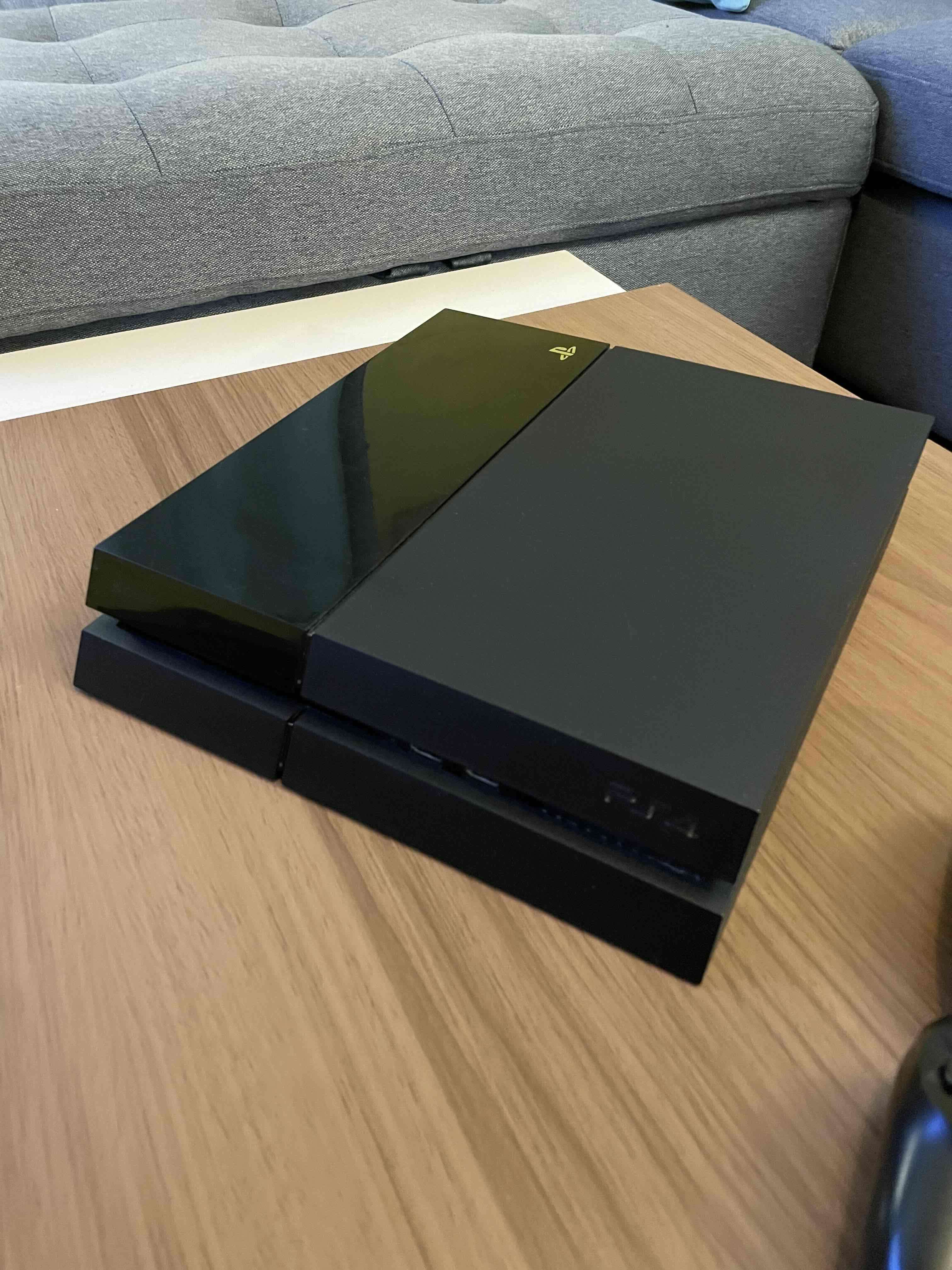 Consola PS4 con dos controles - miniatura 4