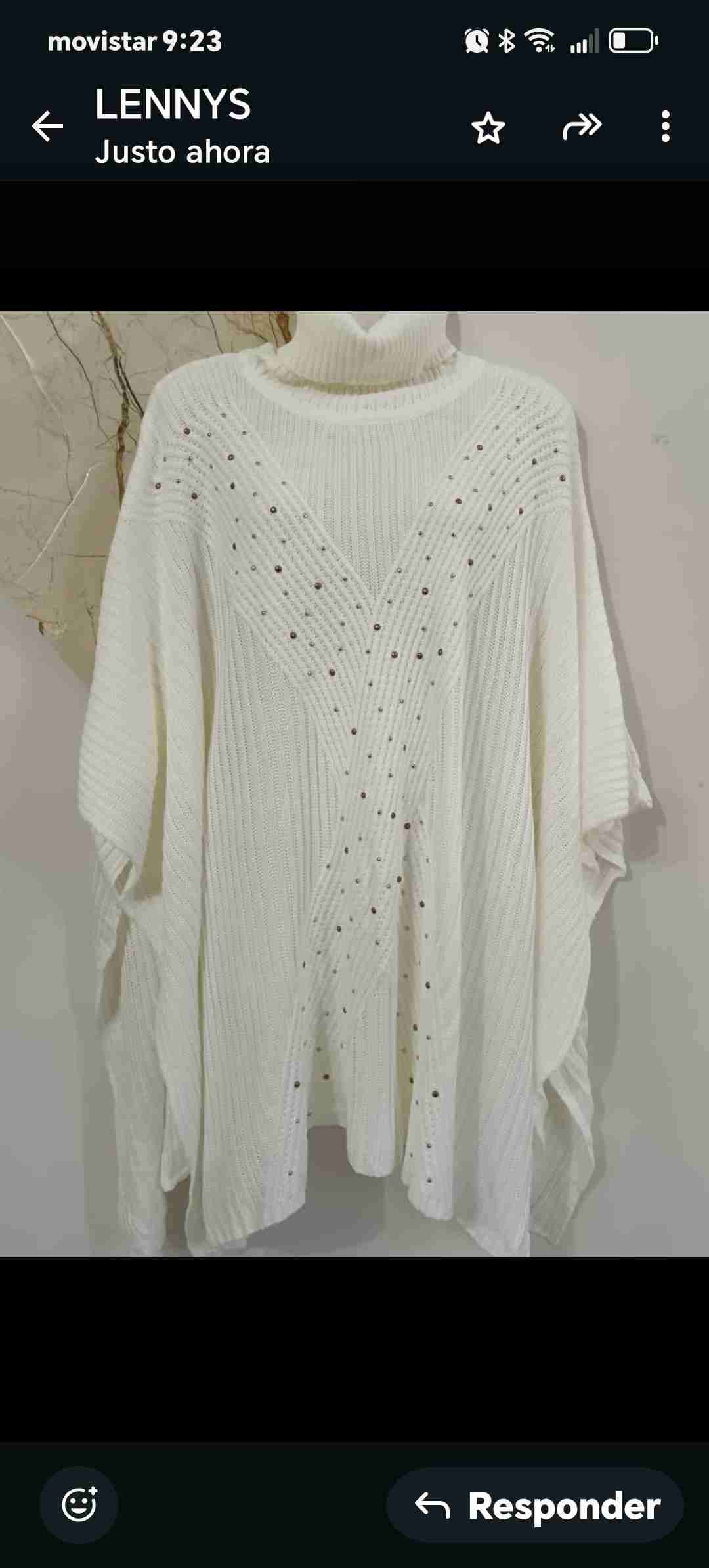 Poncho blanco con cuello alto