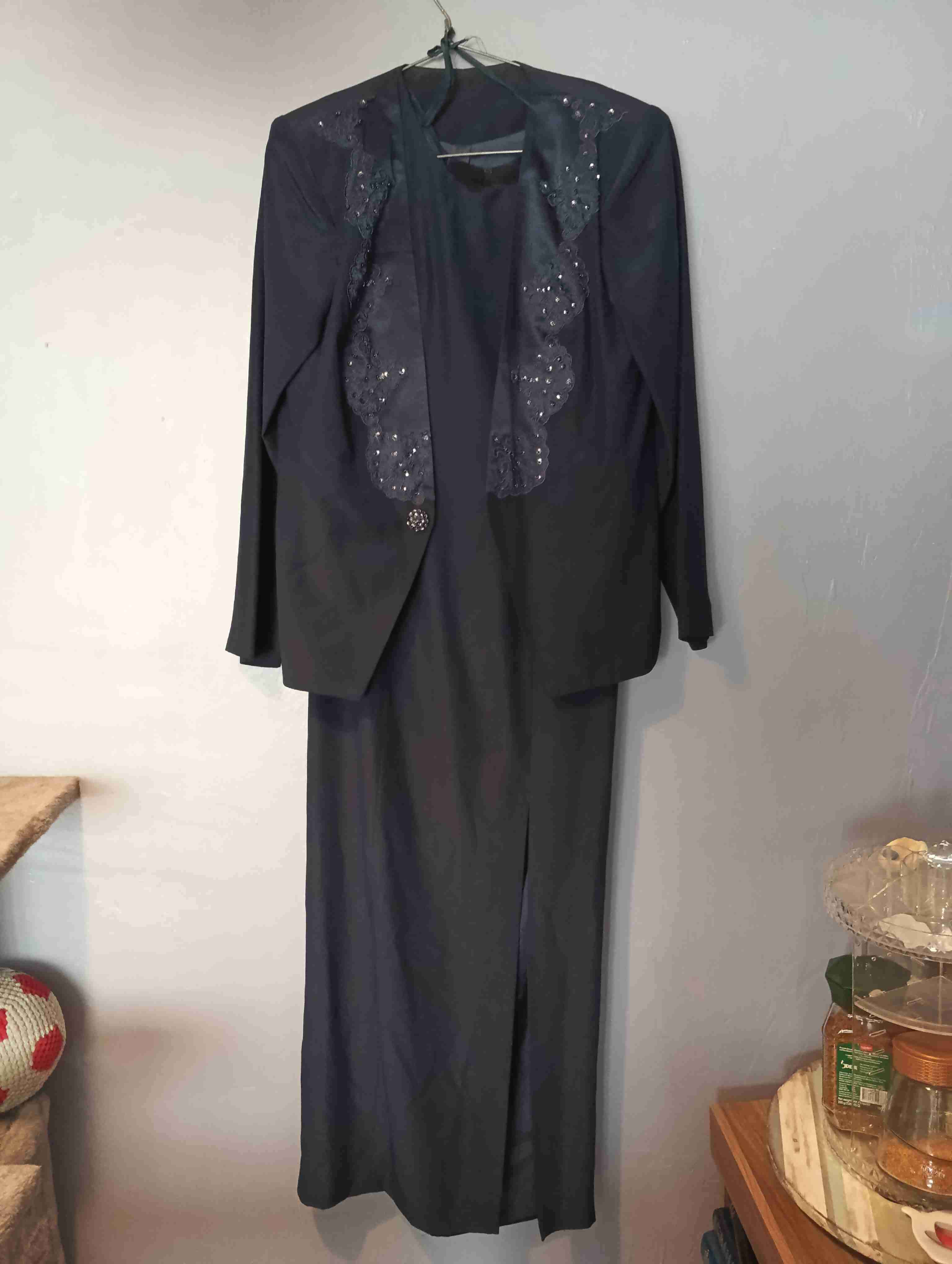 Traje negro con detalles de encaje