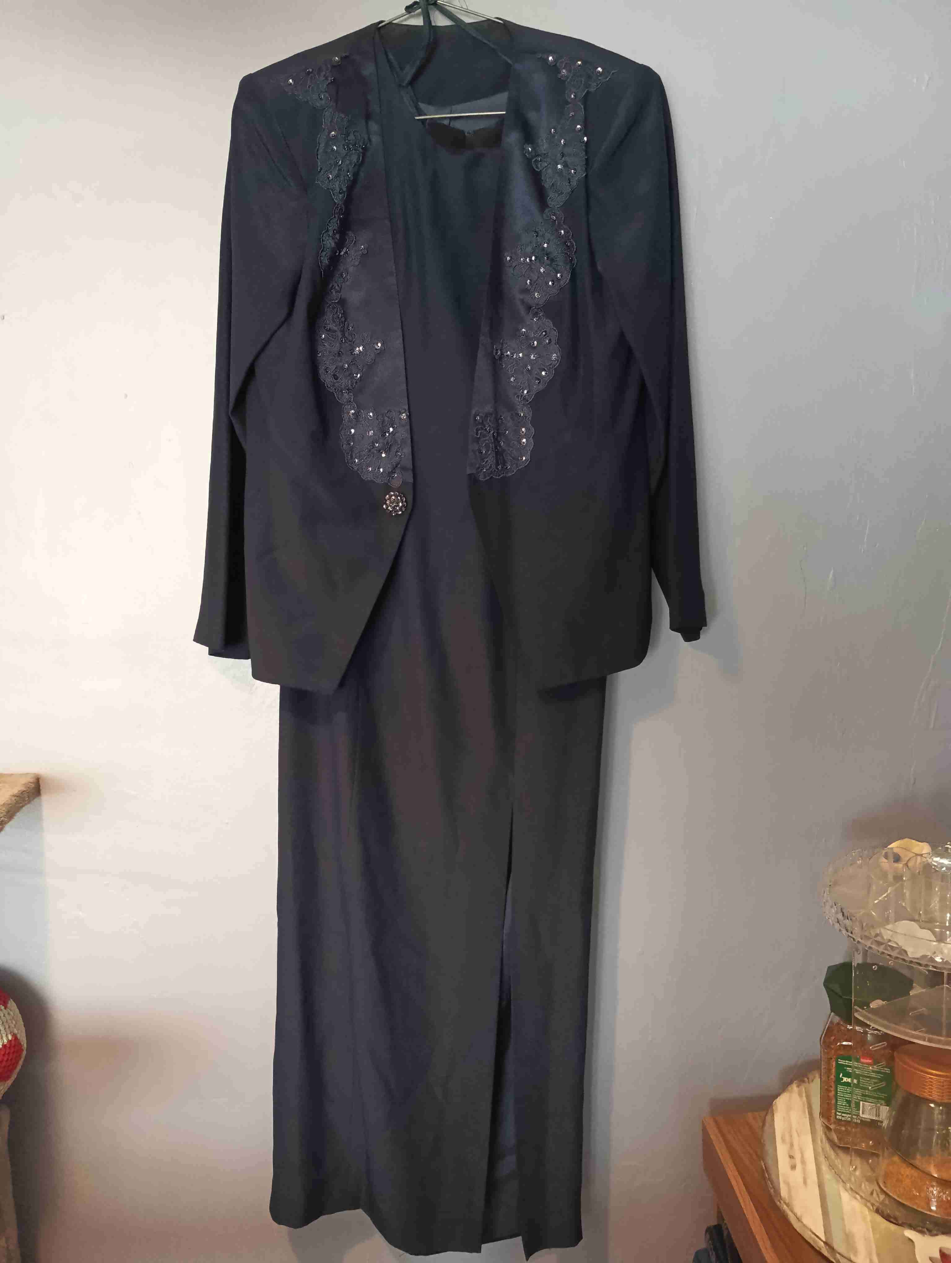 Traje negro con detalles de encaje - miniatura 2