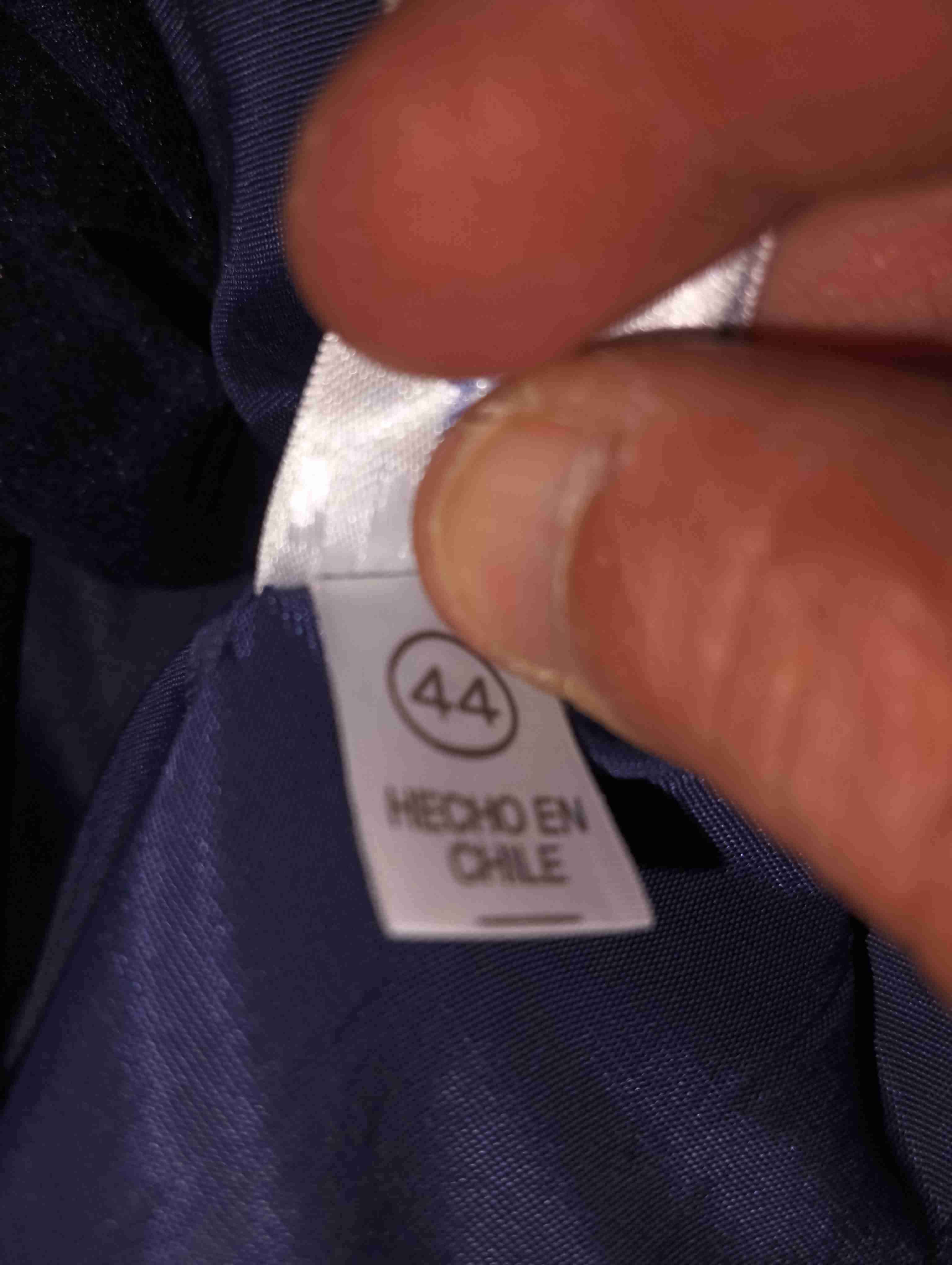 Traje negro con detalles de encaje - miniatura 3