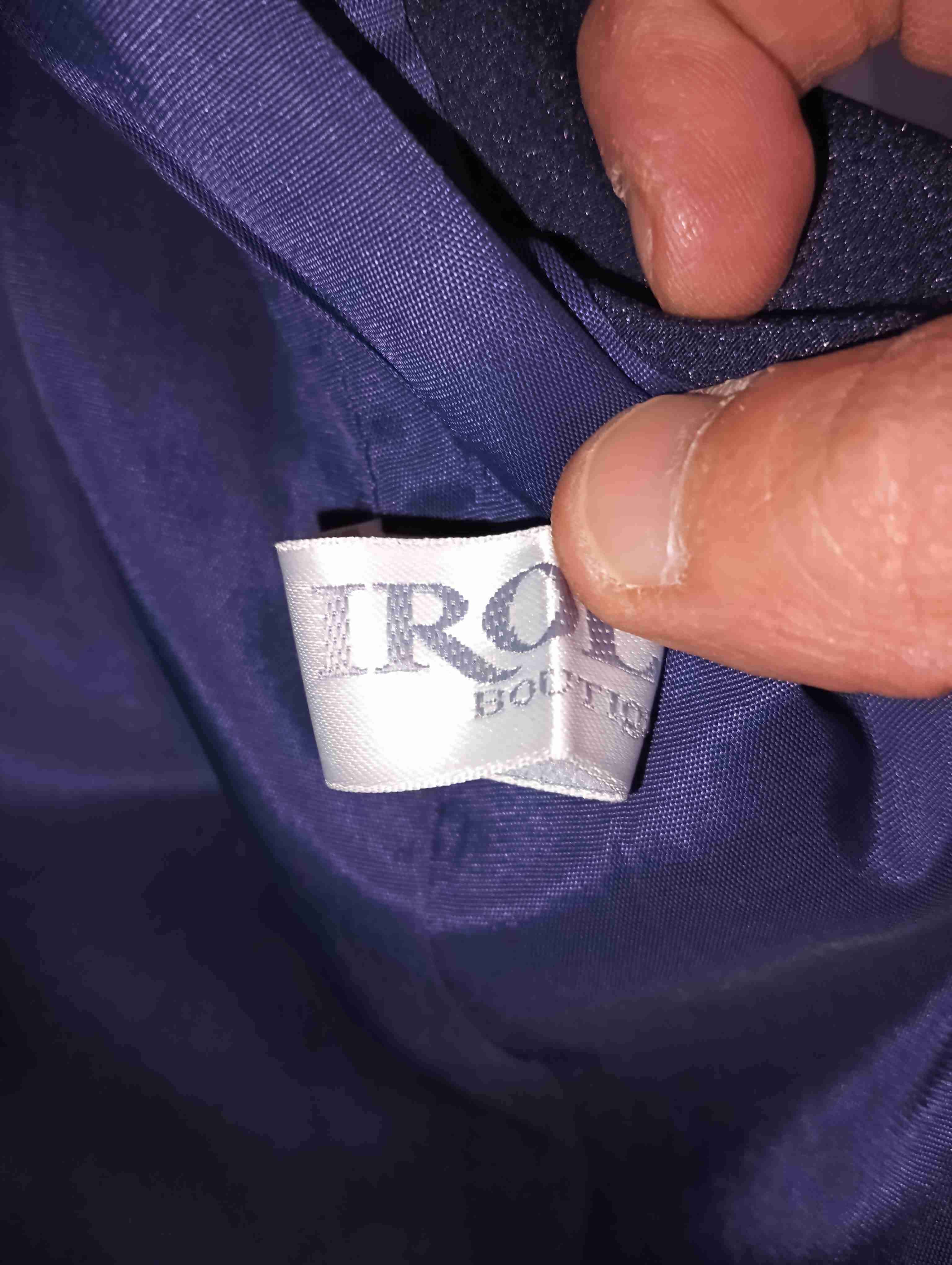 Traje negro con detalles de encaje - miniatura 4