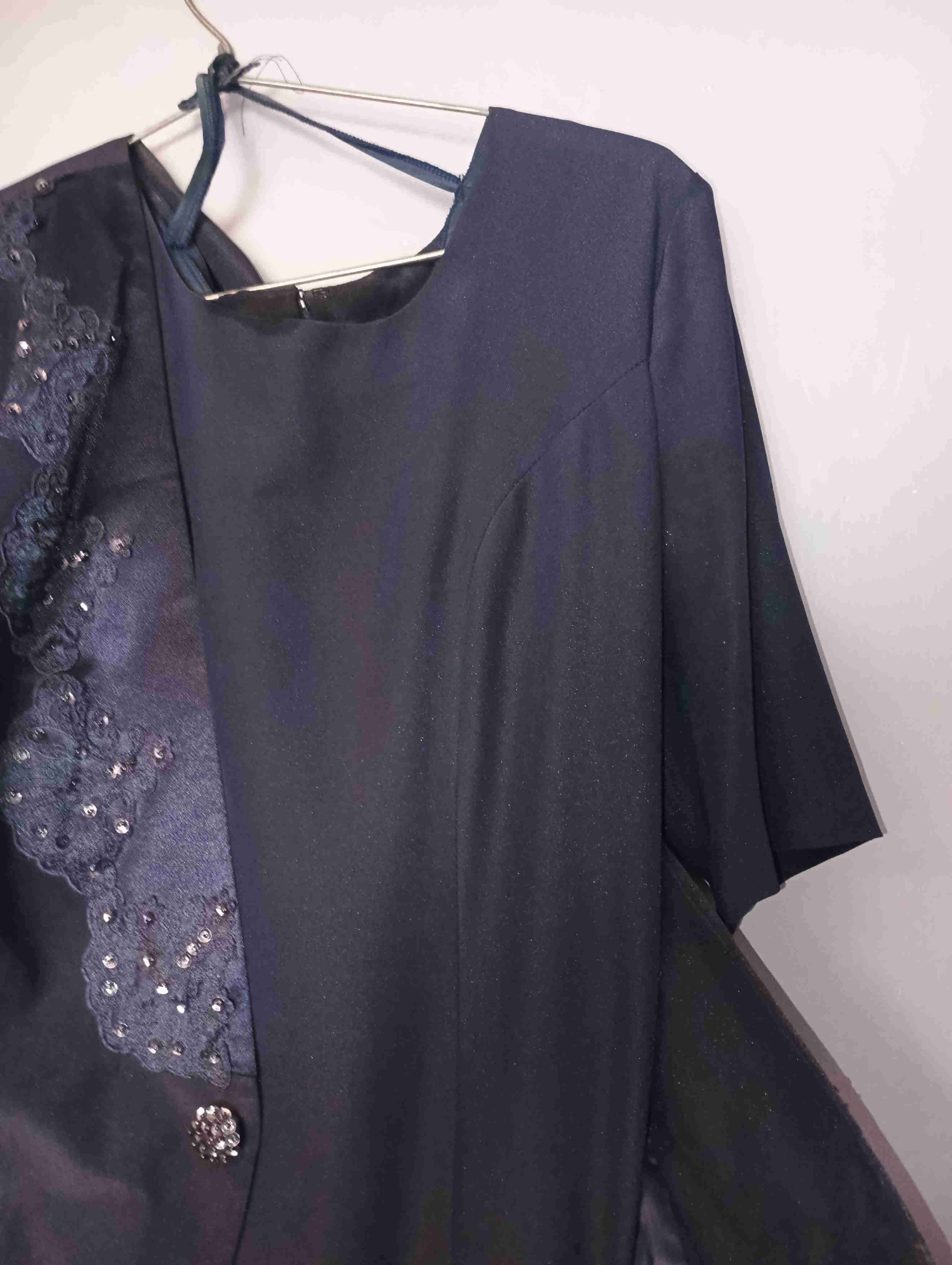 Traje negro con detalles de encaje - miniatura 5