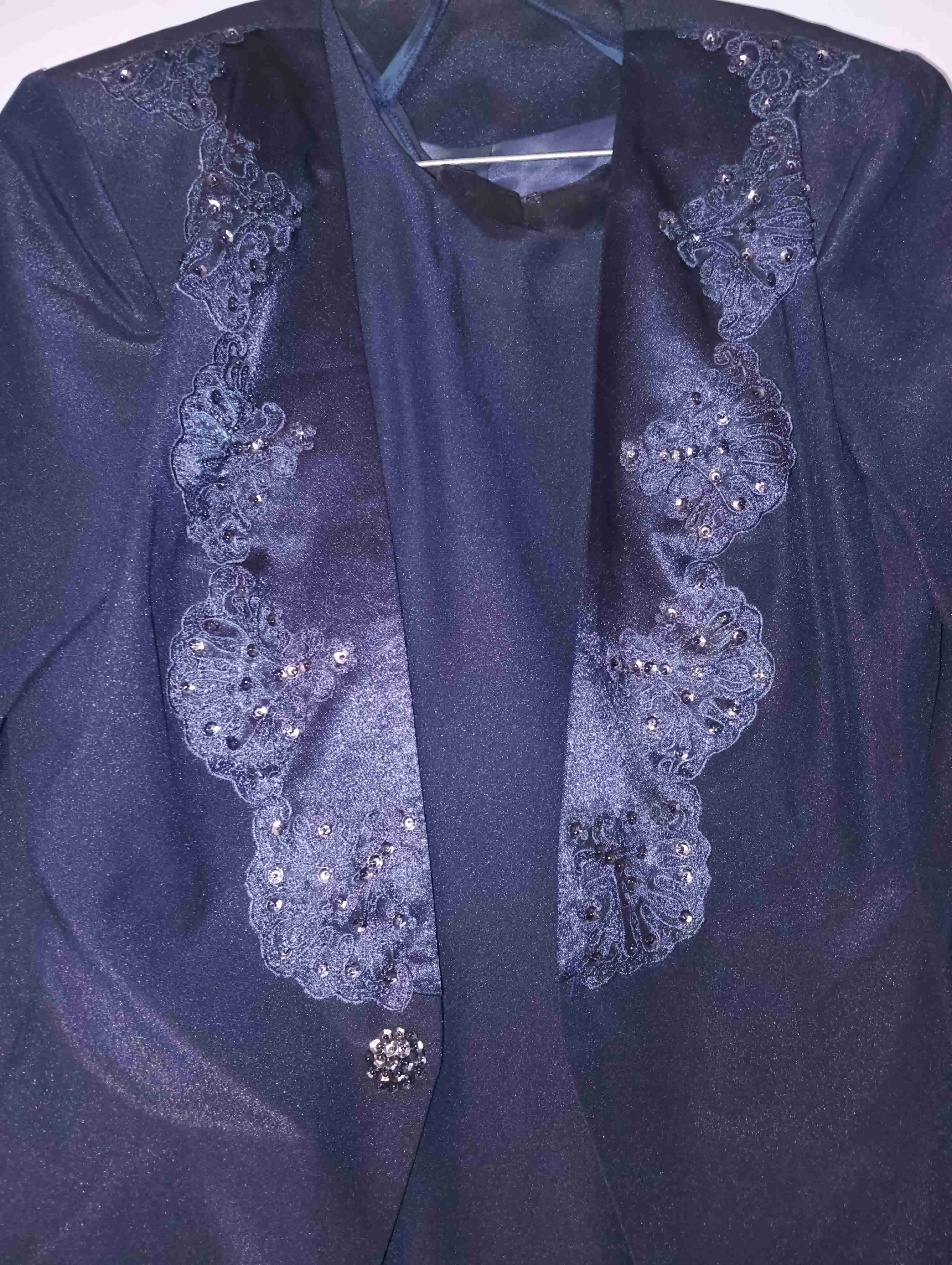 Traje negro con detalles de encaje - miniatura 6