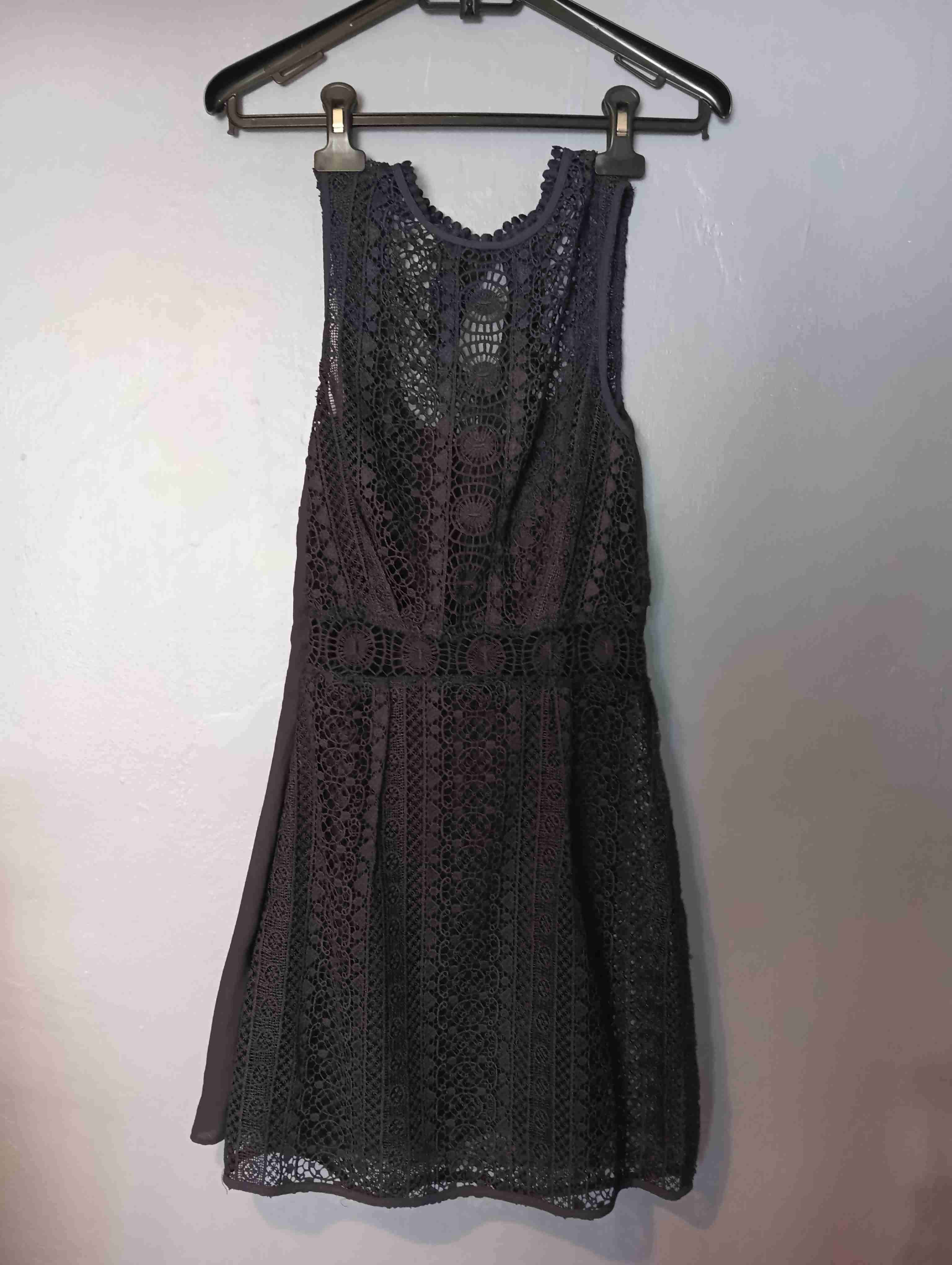 Vestido de encaje negro elegante - miniatura 2