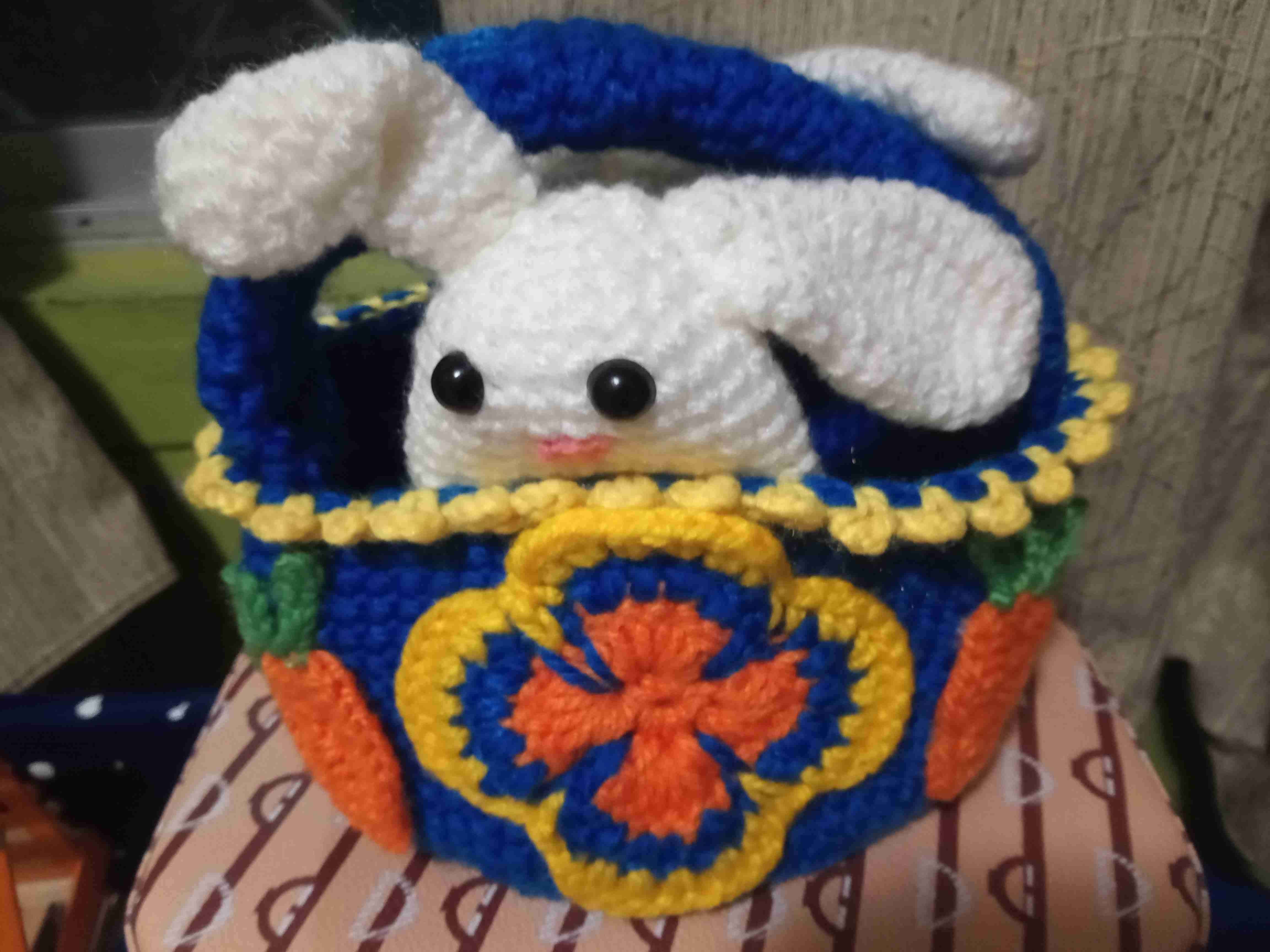 Cesta tejida con conejo