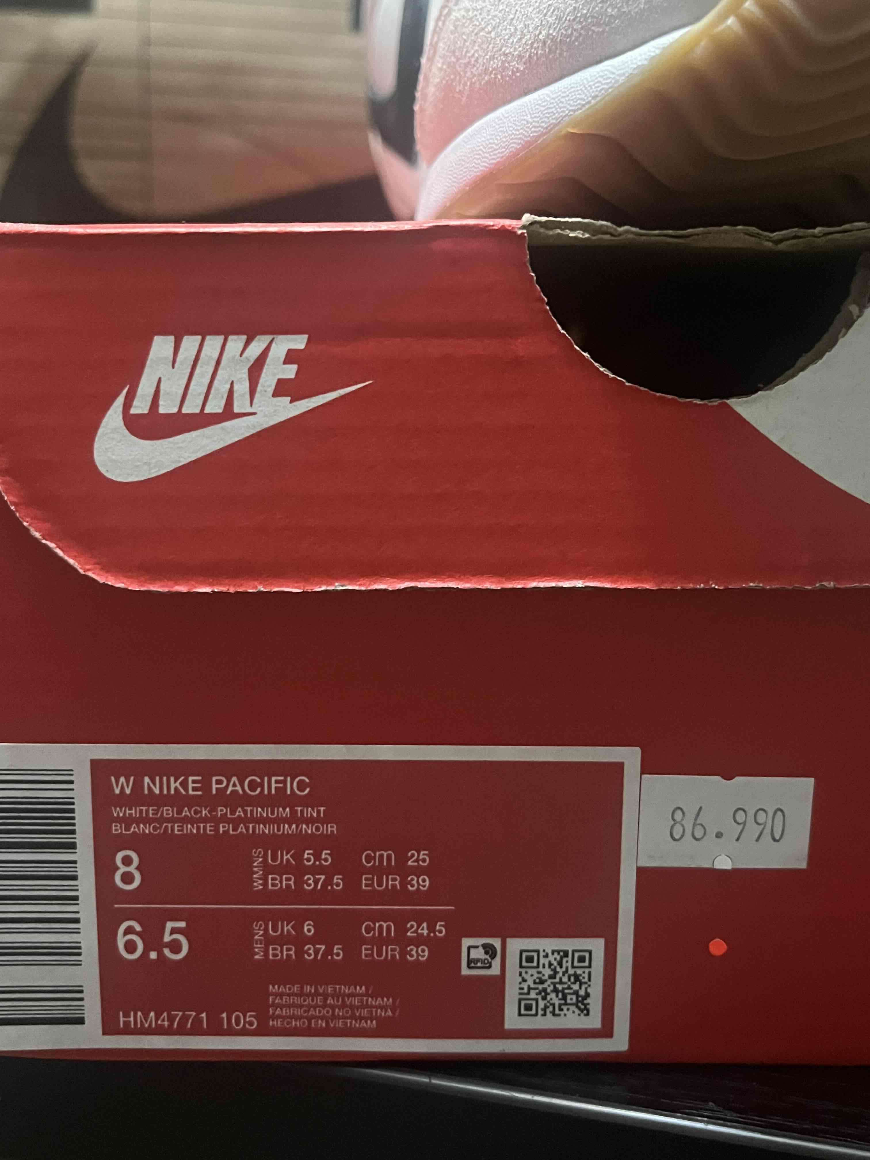 Zapatillas Nike blancas y negras - miniatura 2