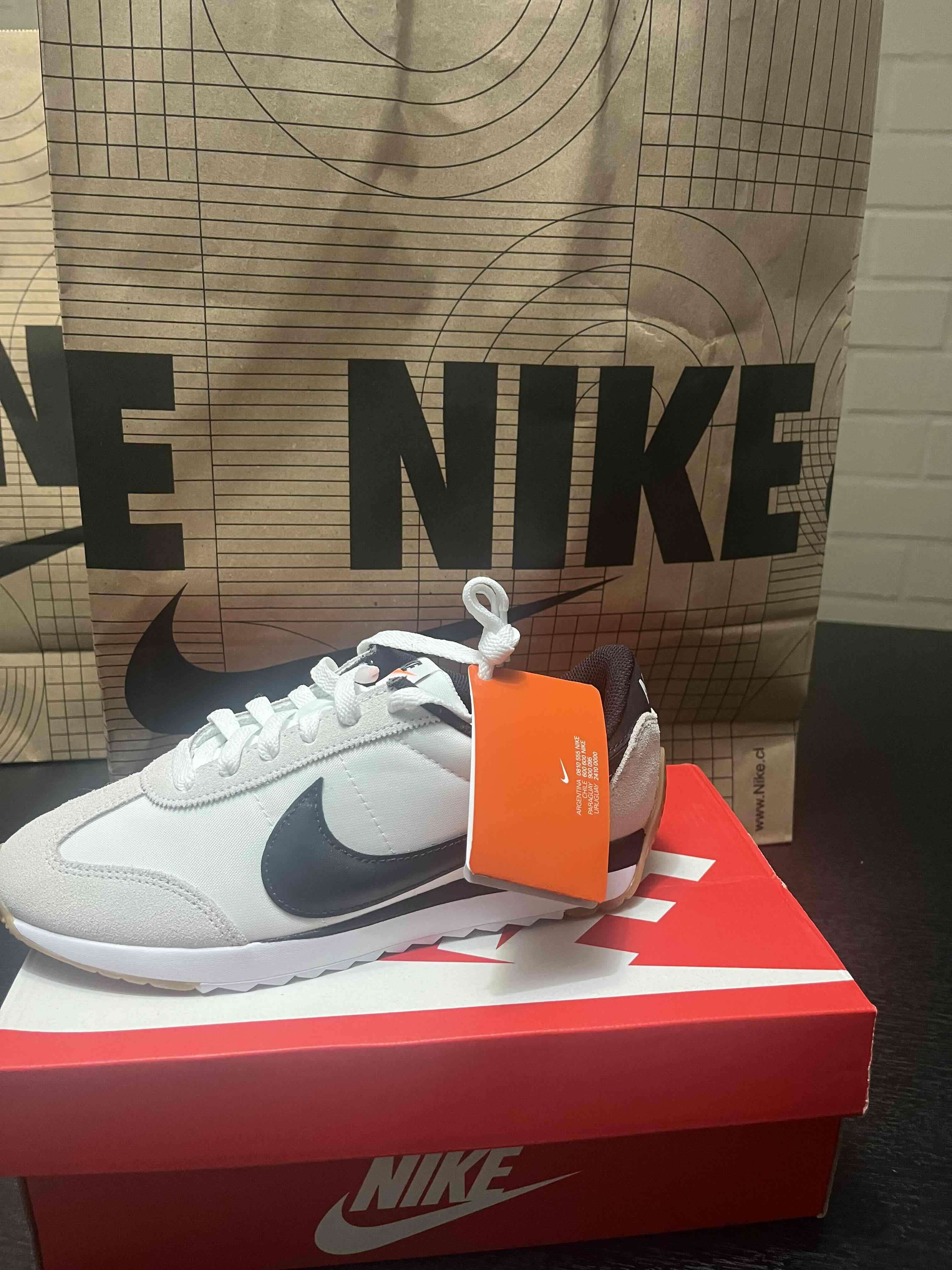 Zapatillas Nike blancas y negras - miniatura 3