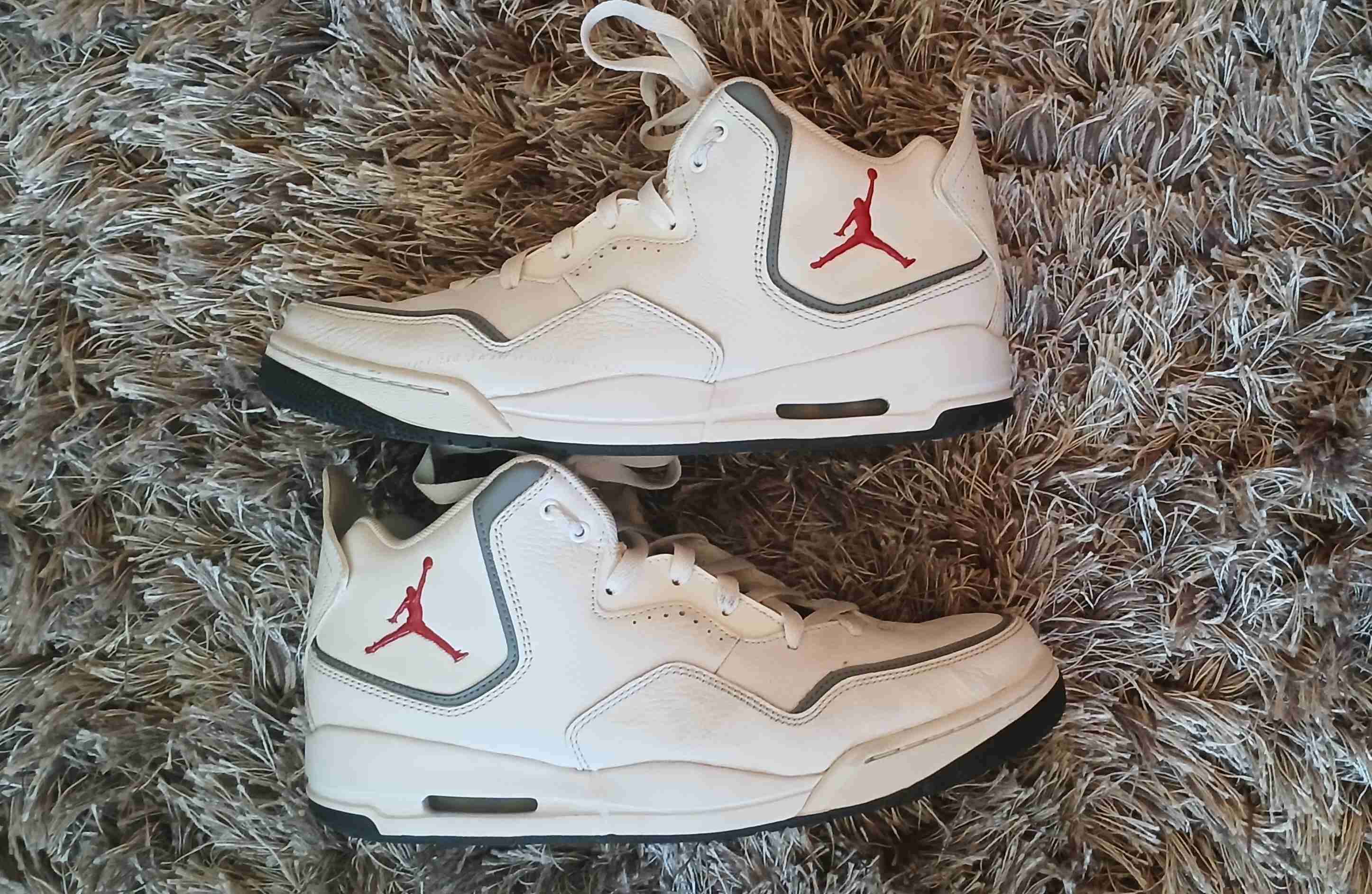 Zapatillas deportivas blancas con logo Jordan