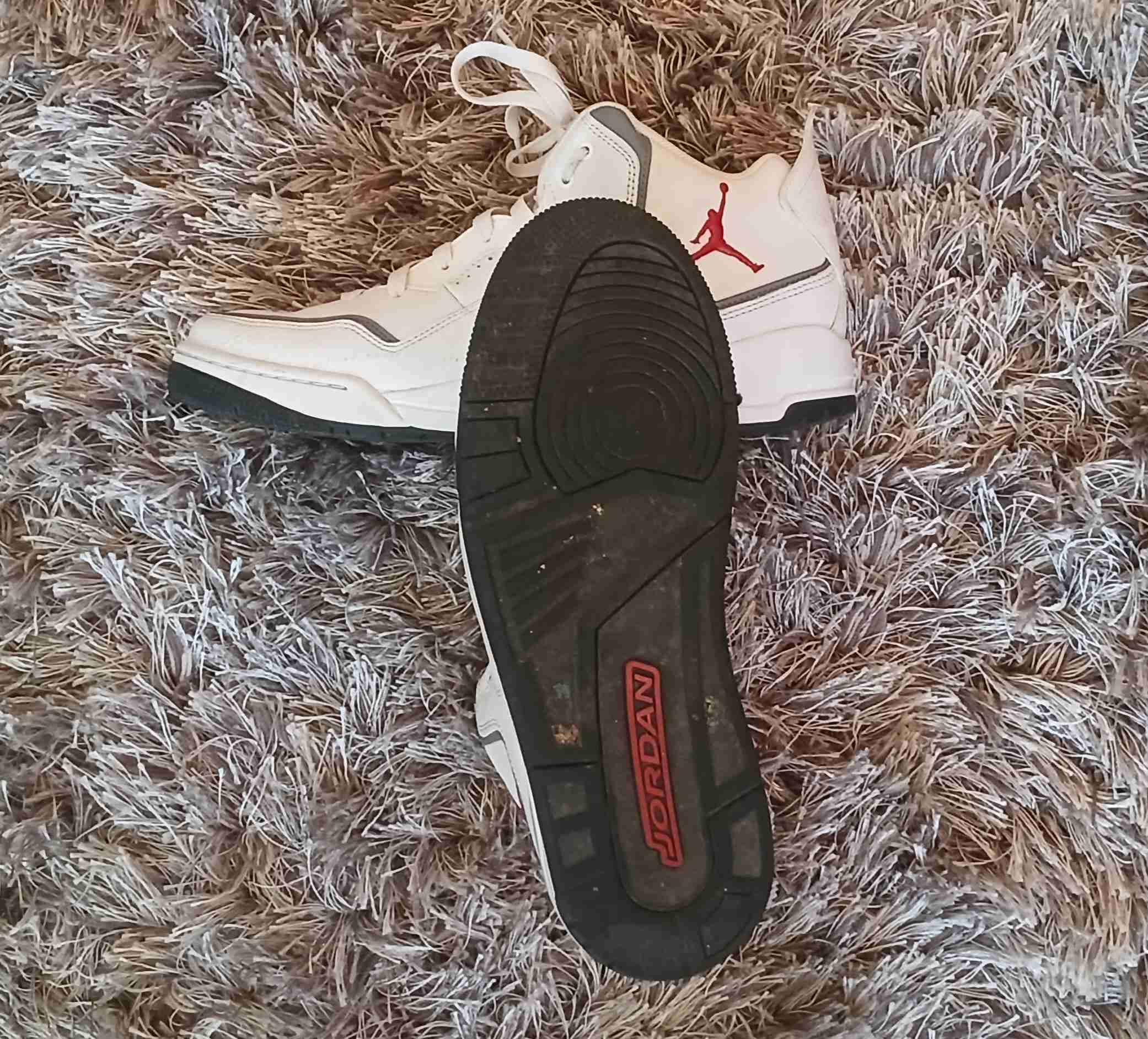 Zapatillas deportivas blancas con logo Jordan - miniatura 2