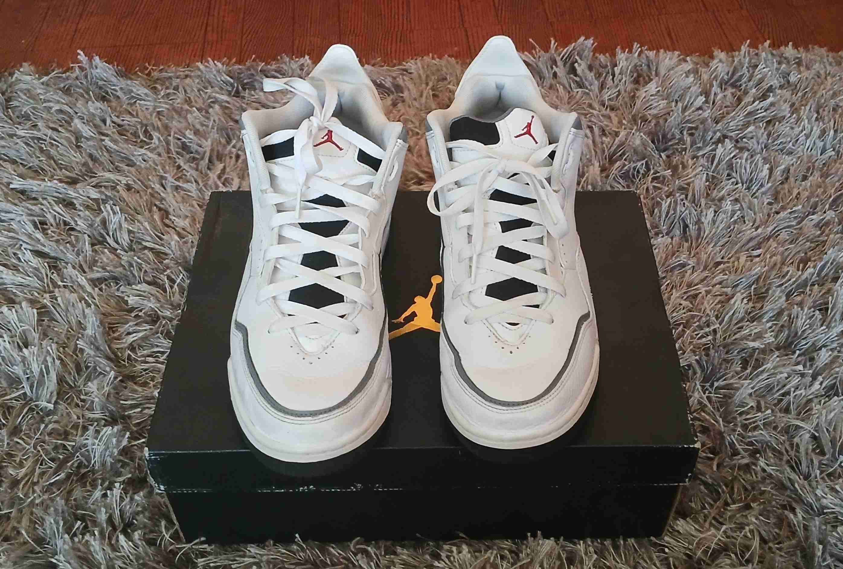 Zapatillas deportivas blancas con logo Jordan - miniatura 3