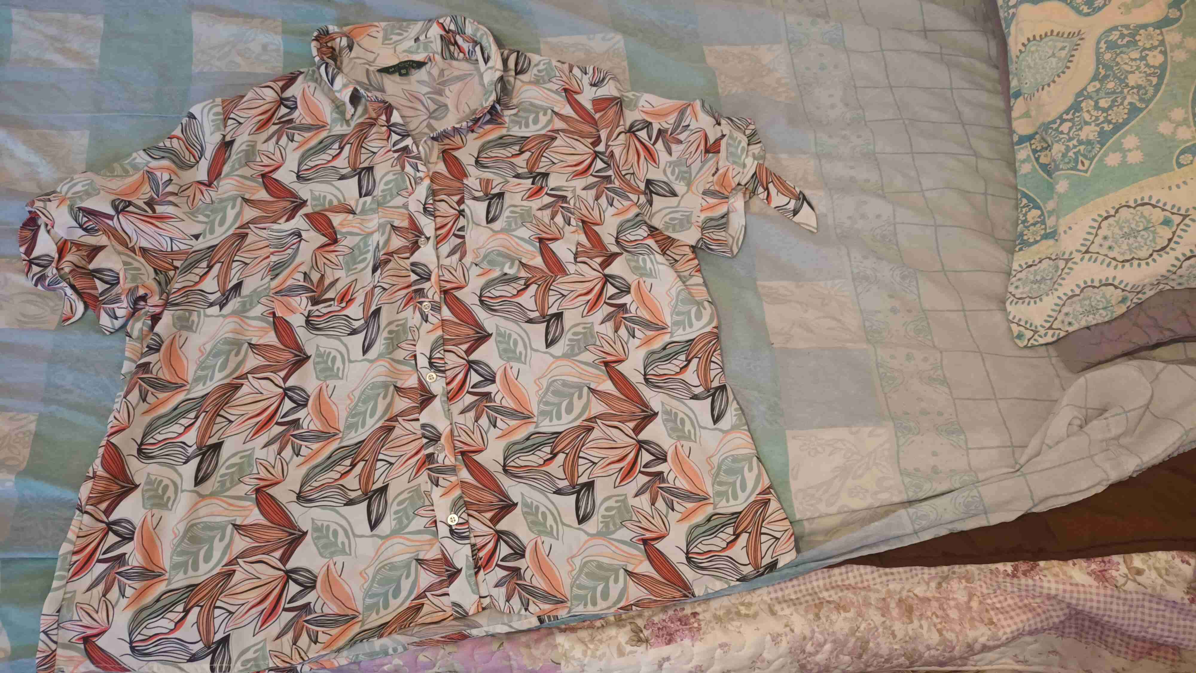 Camisa estampada de hojas