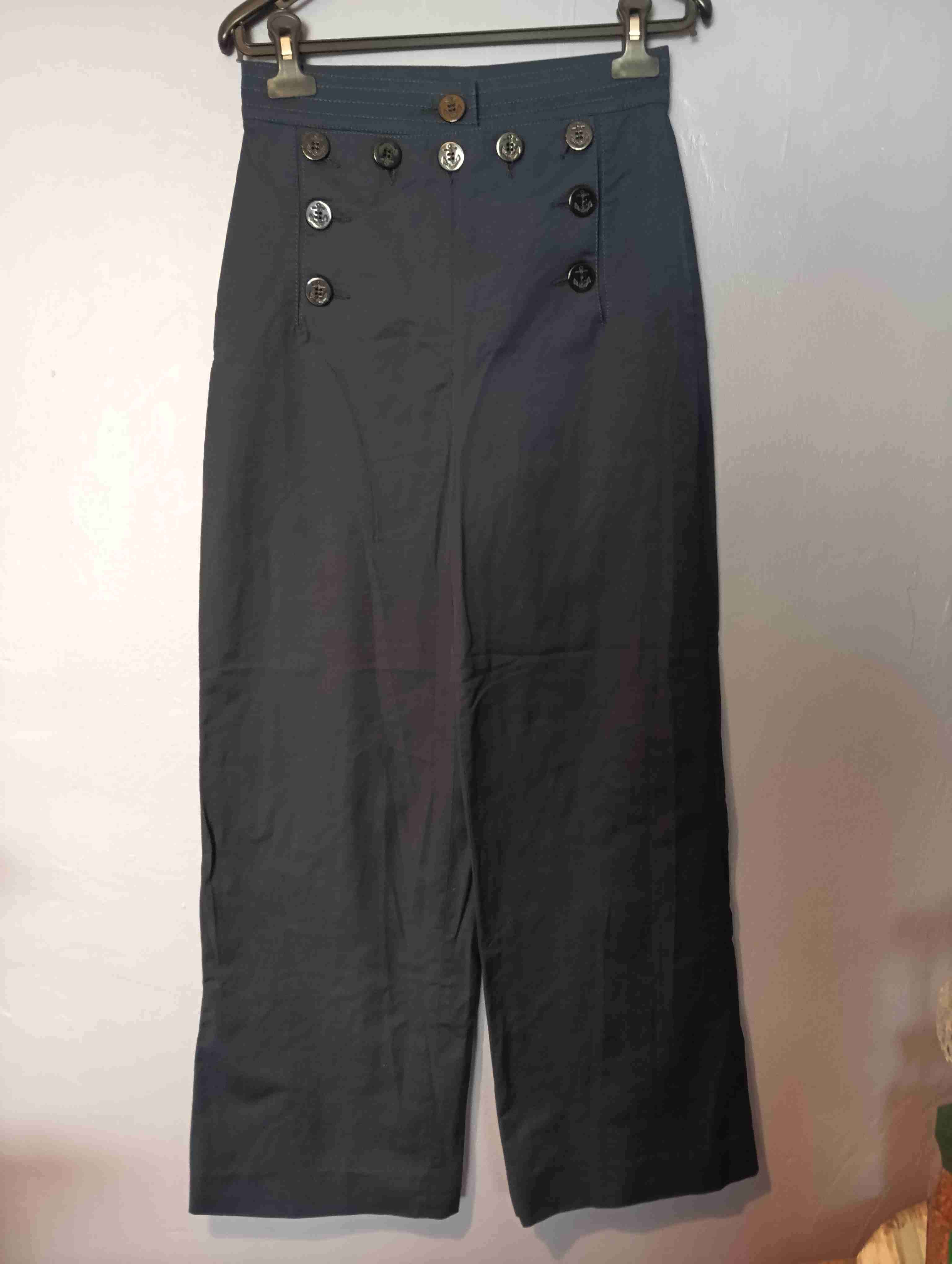 Pantalones azul marino con botones