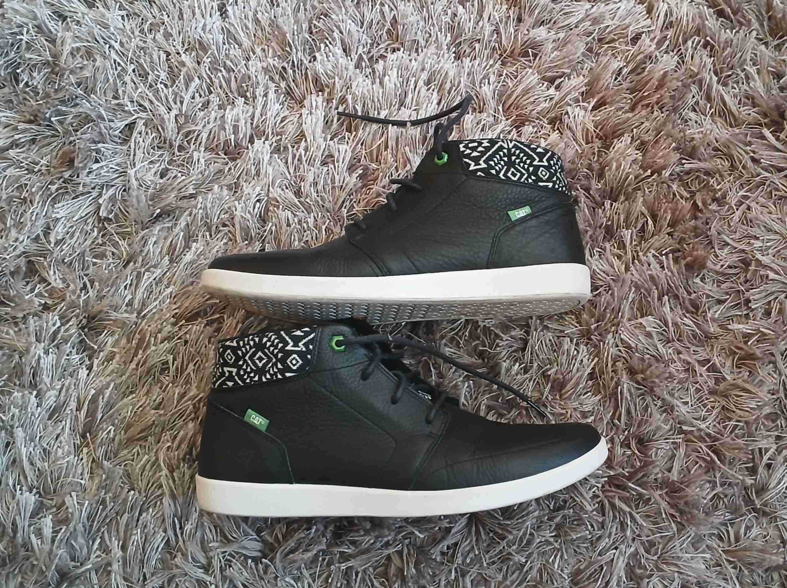 Zapatillas de cuero negro con diseño Cat
