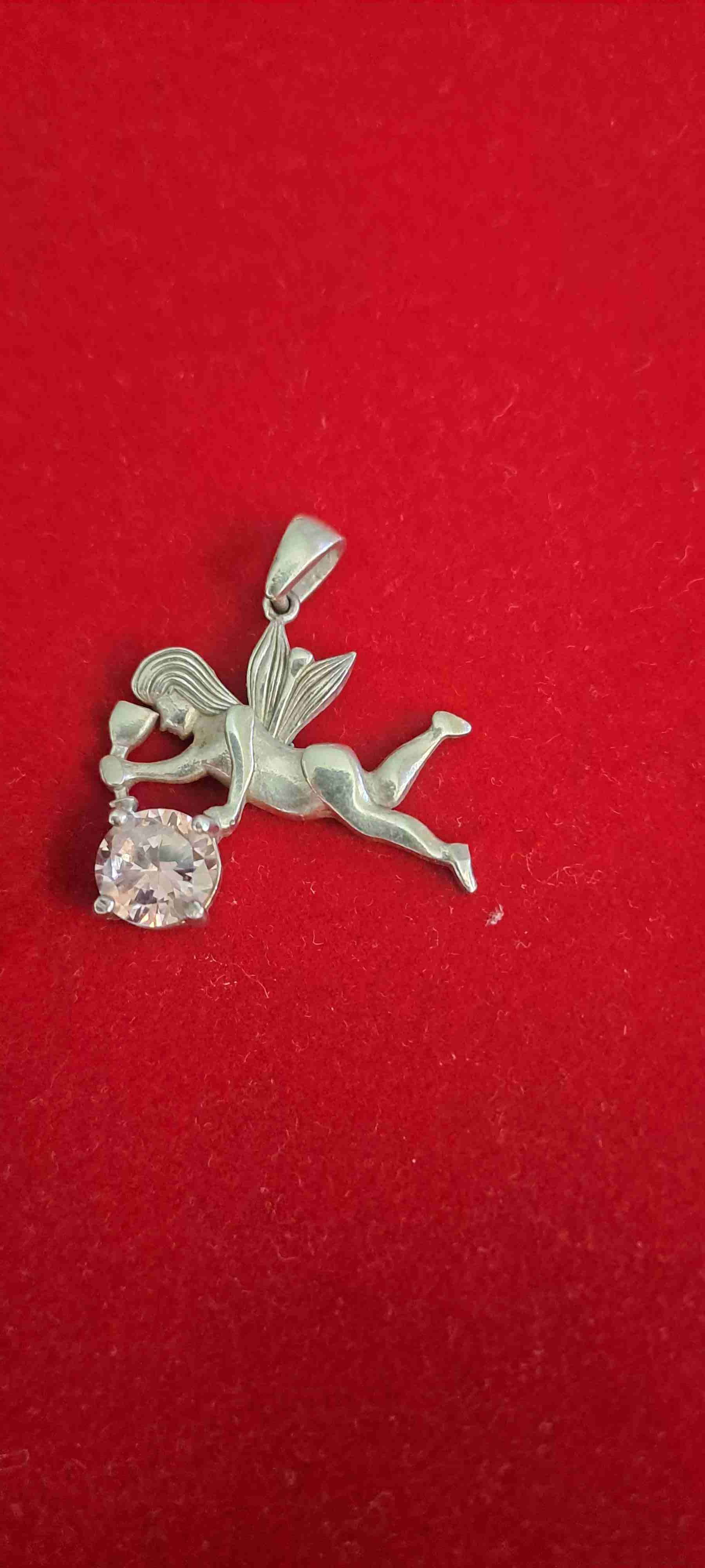 Colgante de querubín con cristal rosa