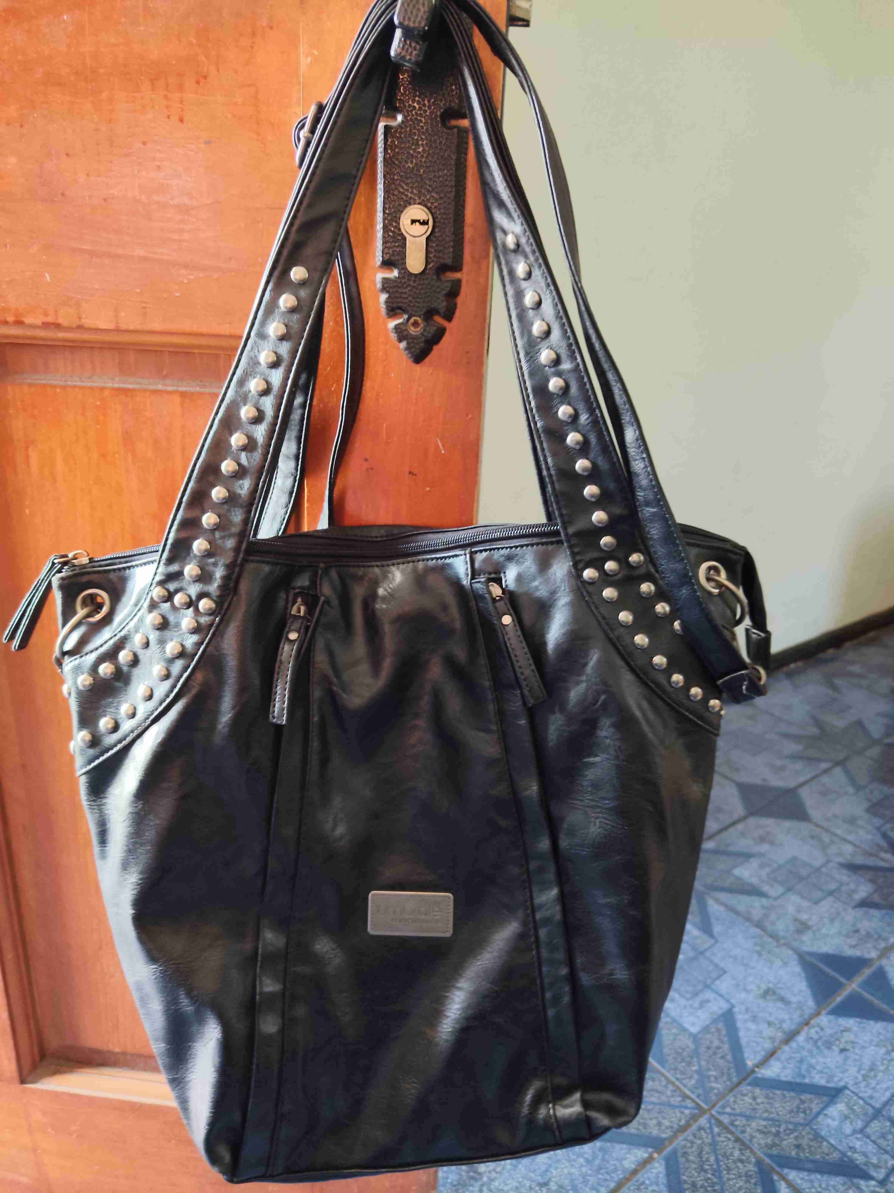 Bolso negro con tachas