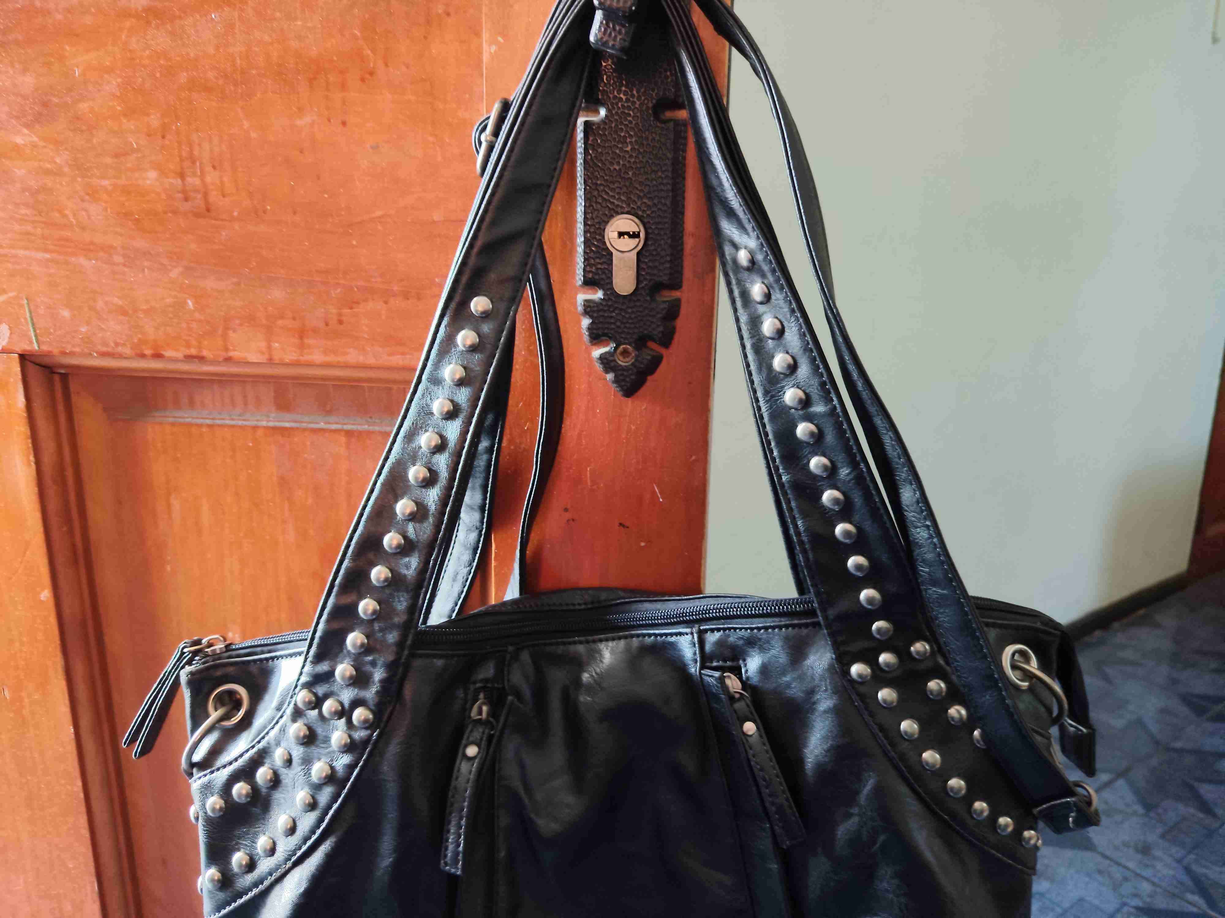 Bolso negro con tachas - miniatura 3