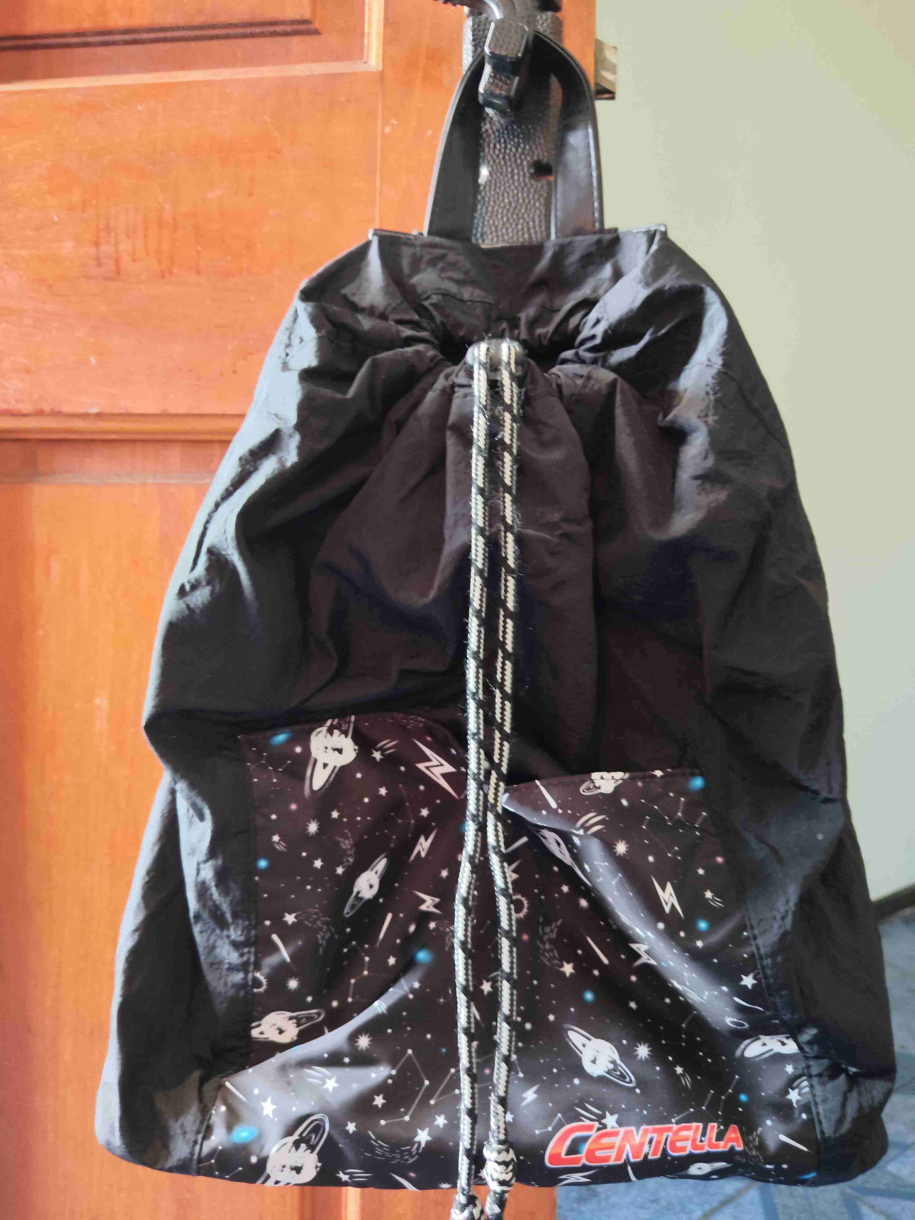 Mochila negra con diseño espacial