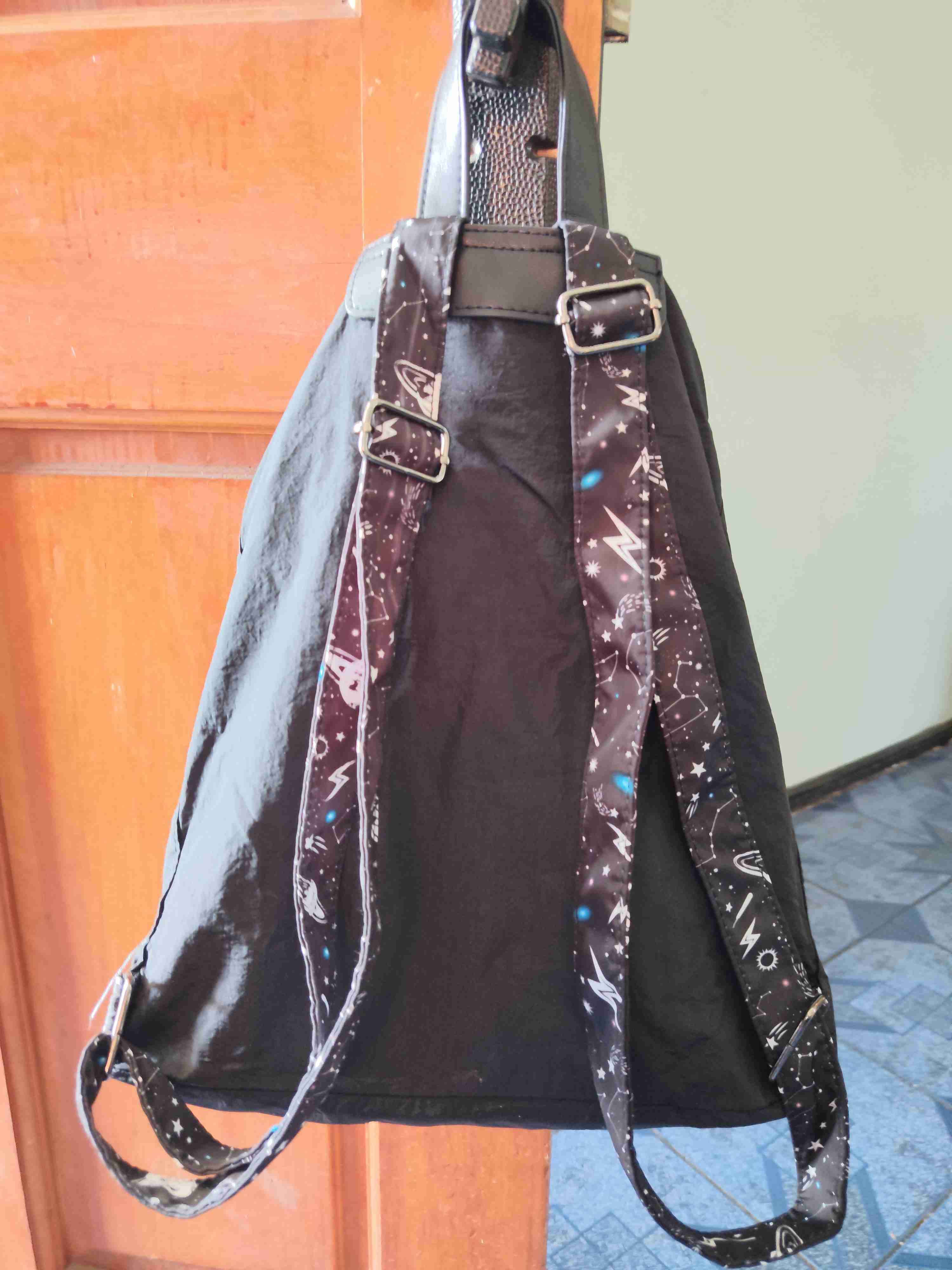 Mochila negra con diseño espacial - miniatura 2