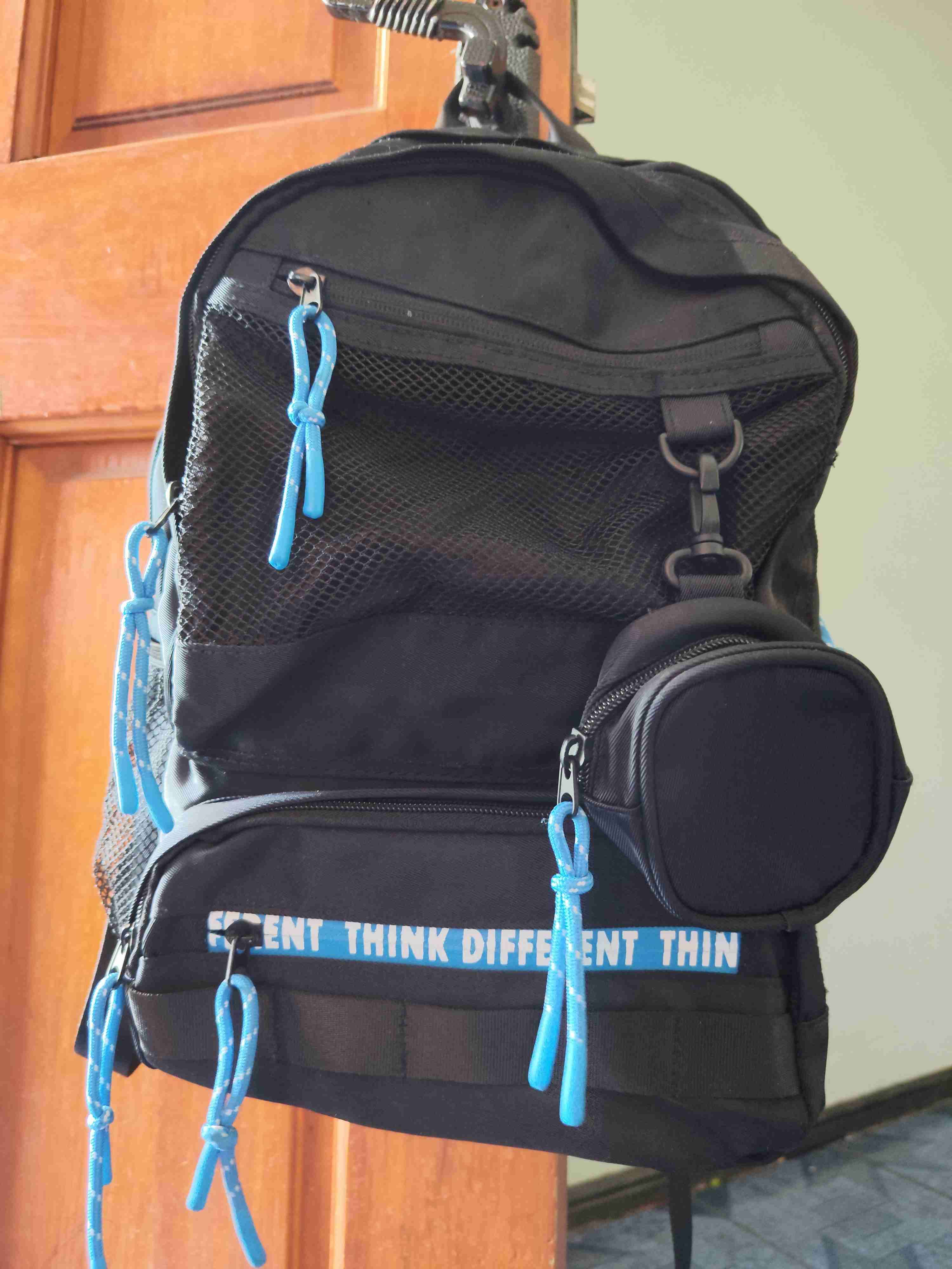 Mochila negra con detalles azules