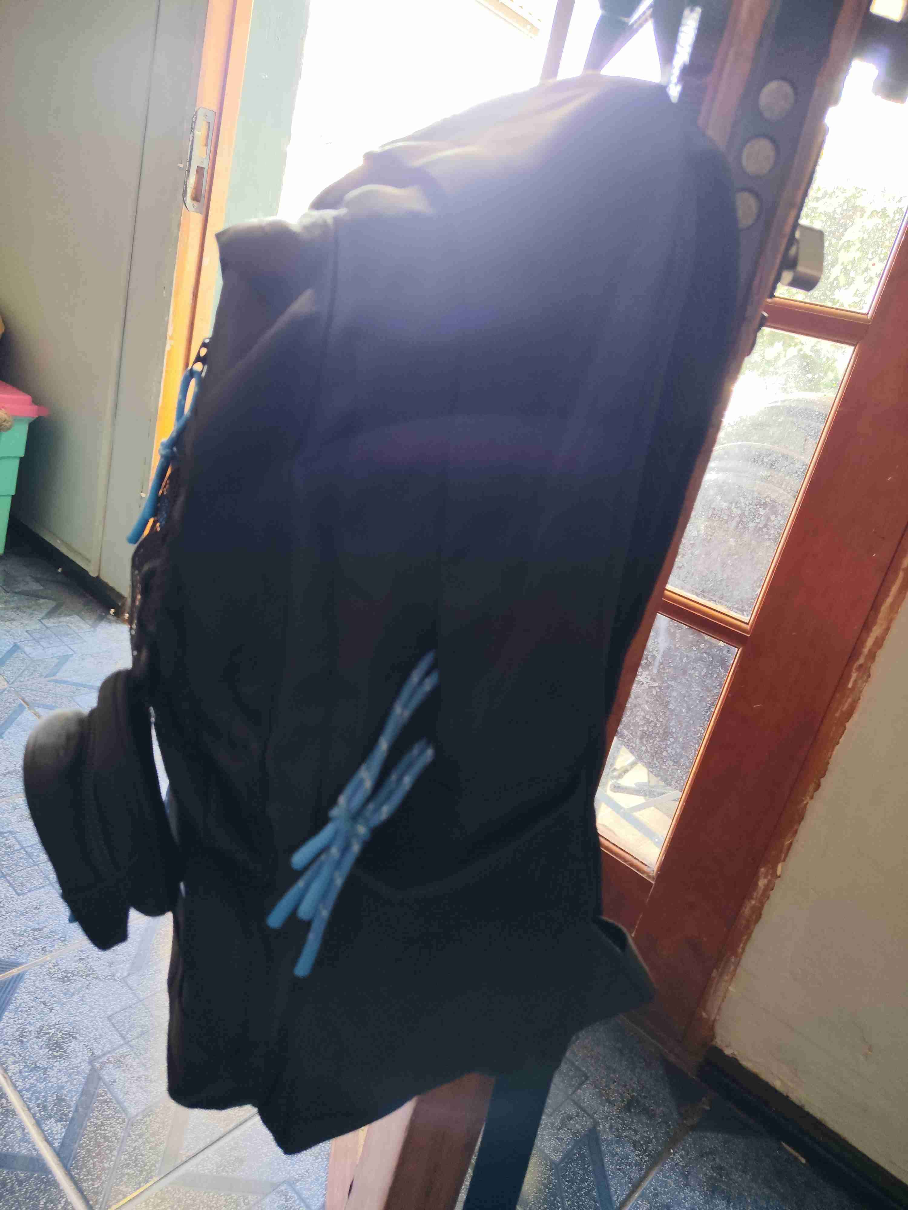 Mochila negra con detalles azules - miniatura 2