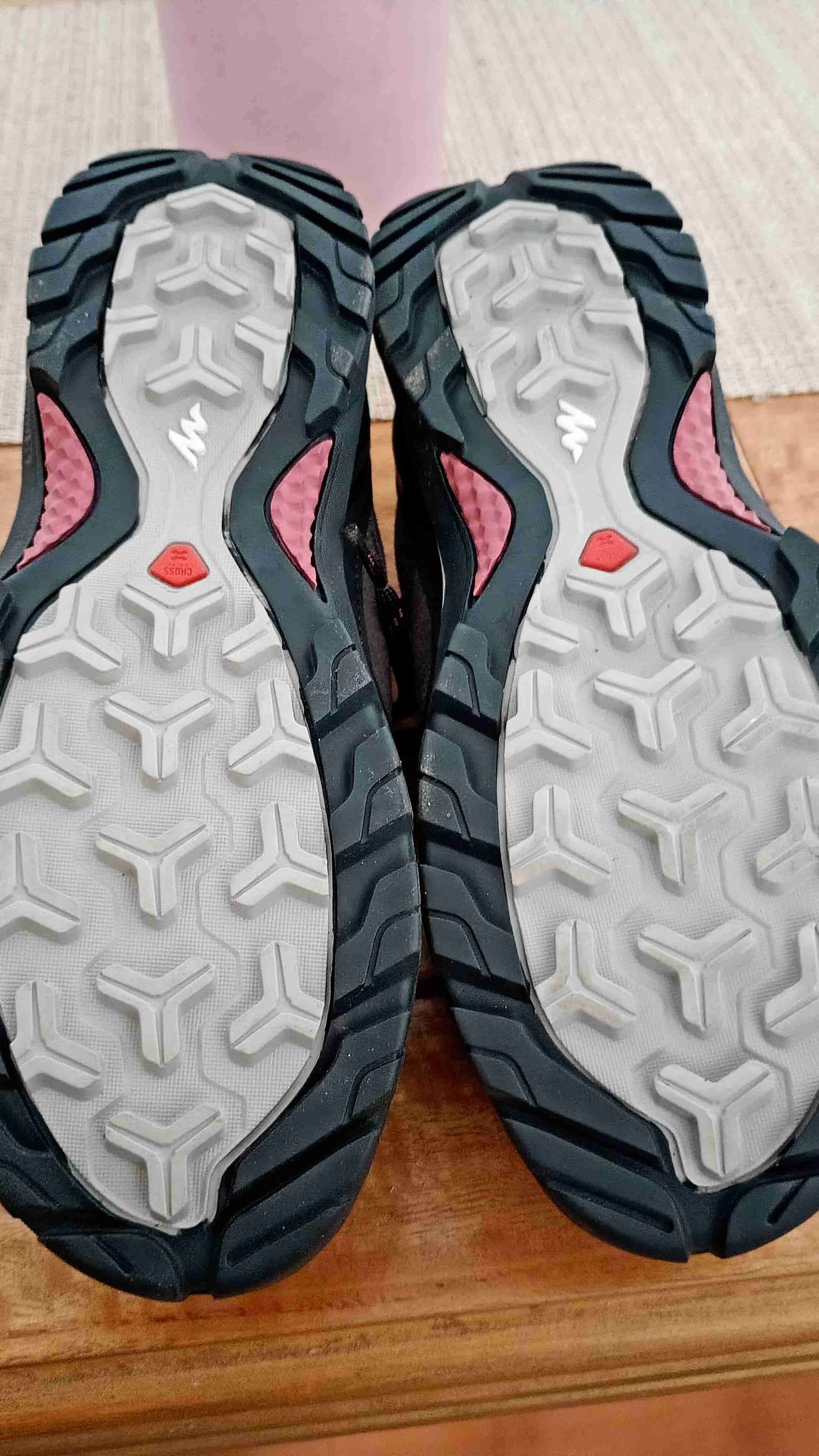 Zapatillas trekking Quechua grises con negro - miniatura 3