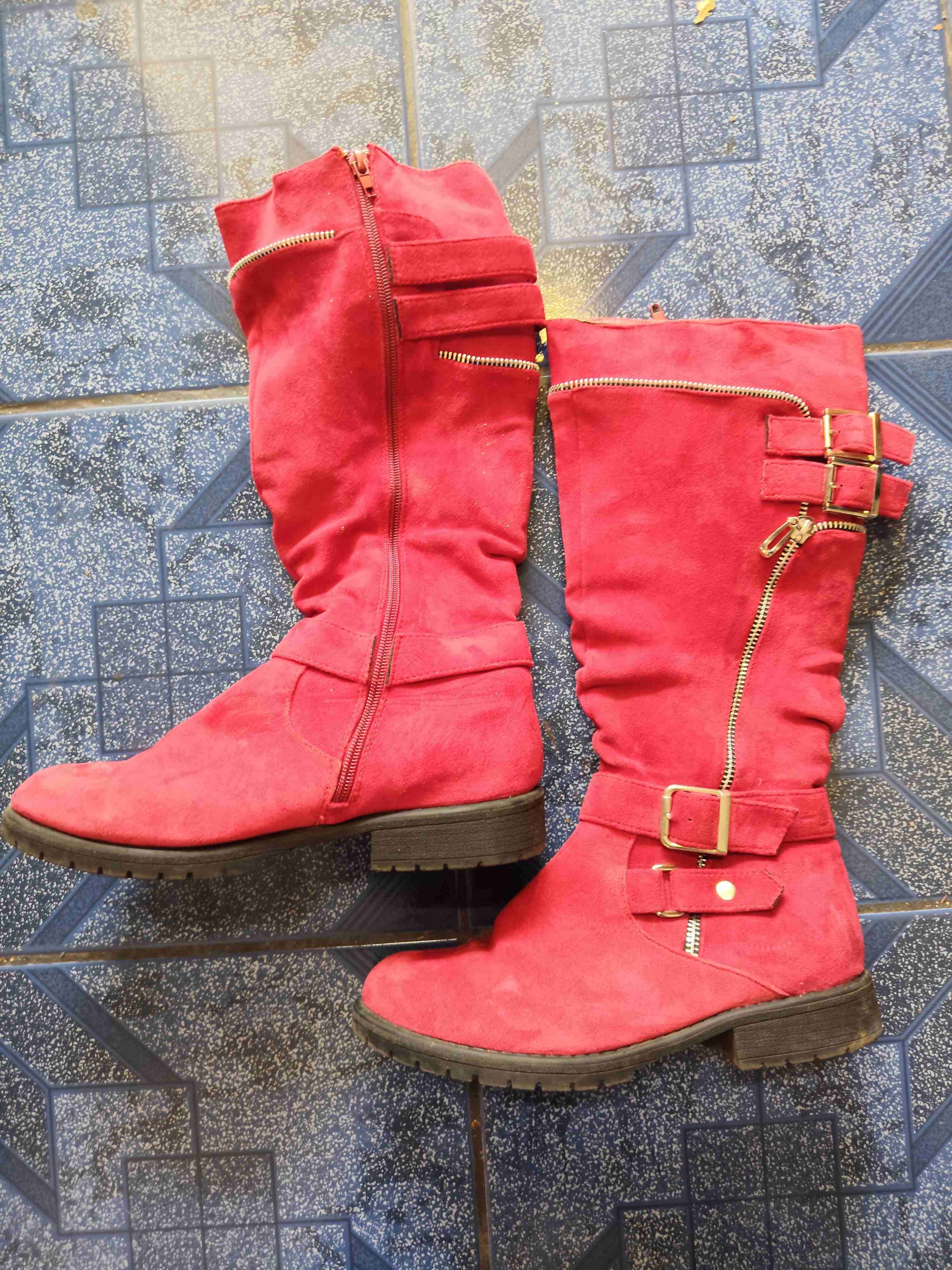 Botas rojas con hebillas