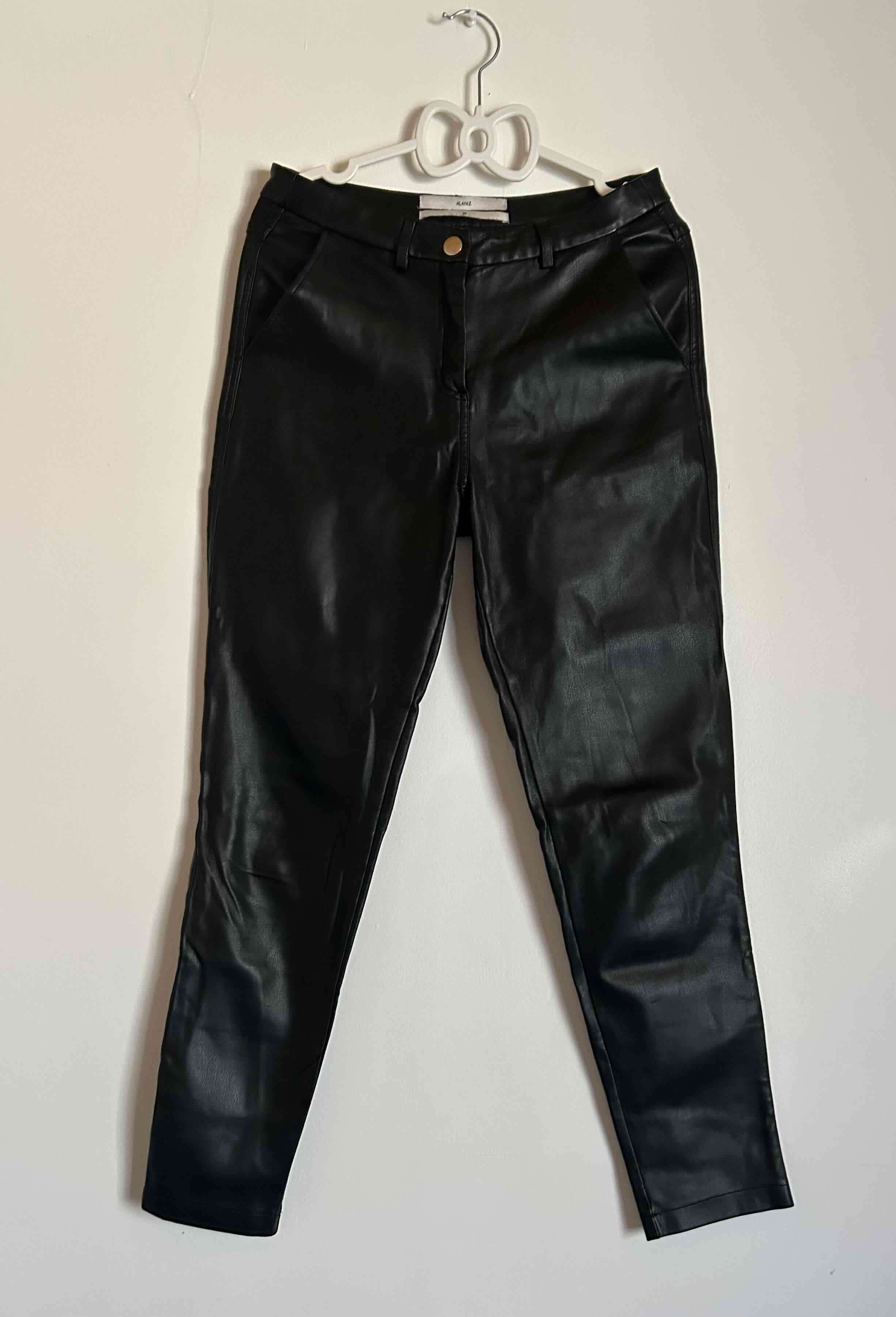 Pantalón negro de cuero sintético