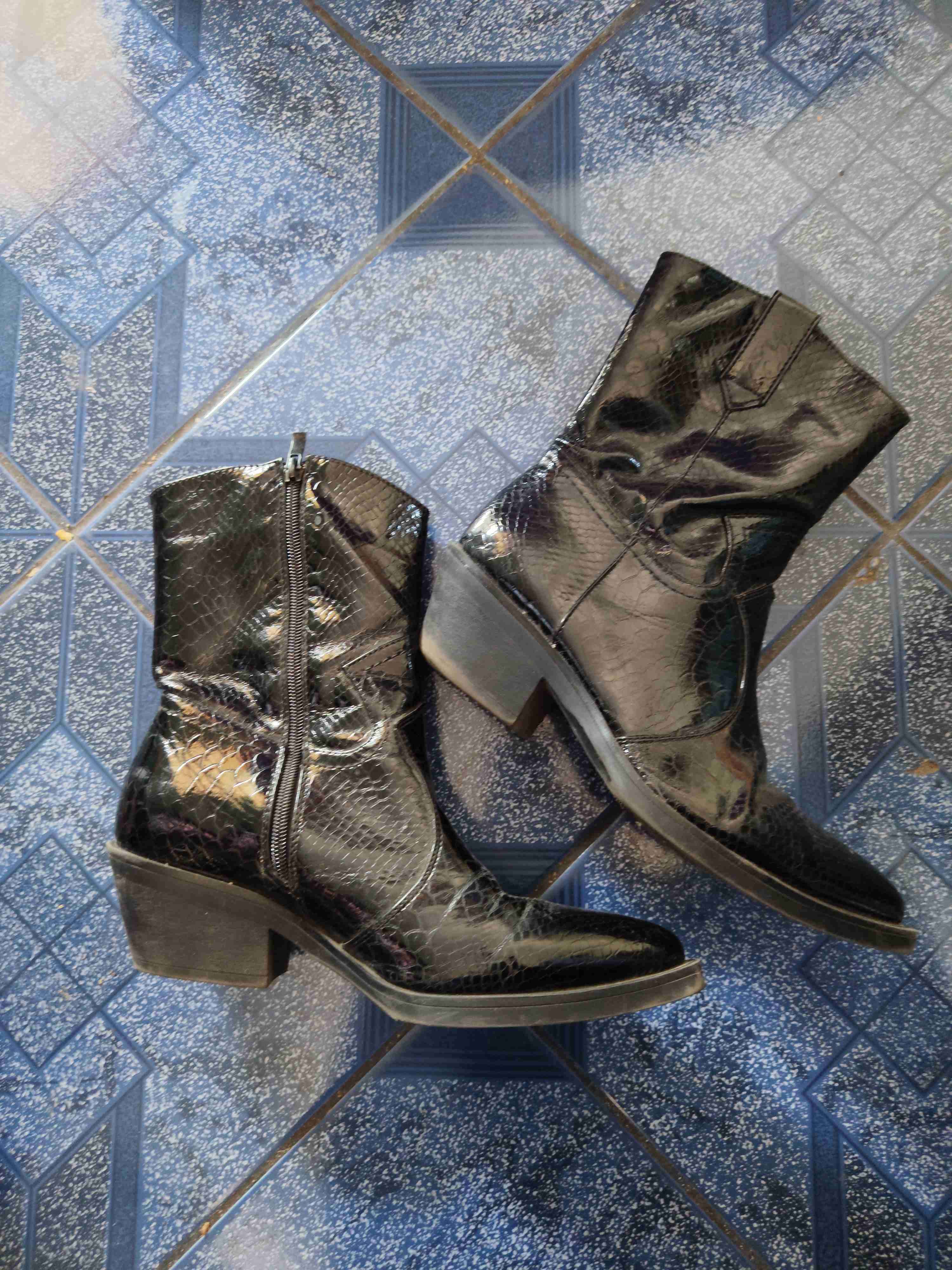 Botines de cuero negros con textura