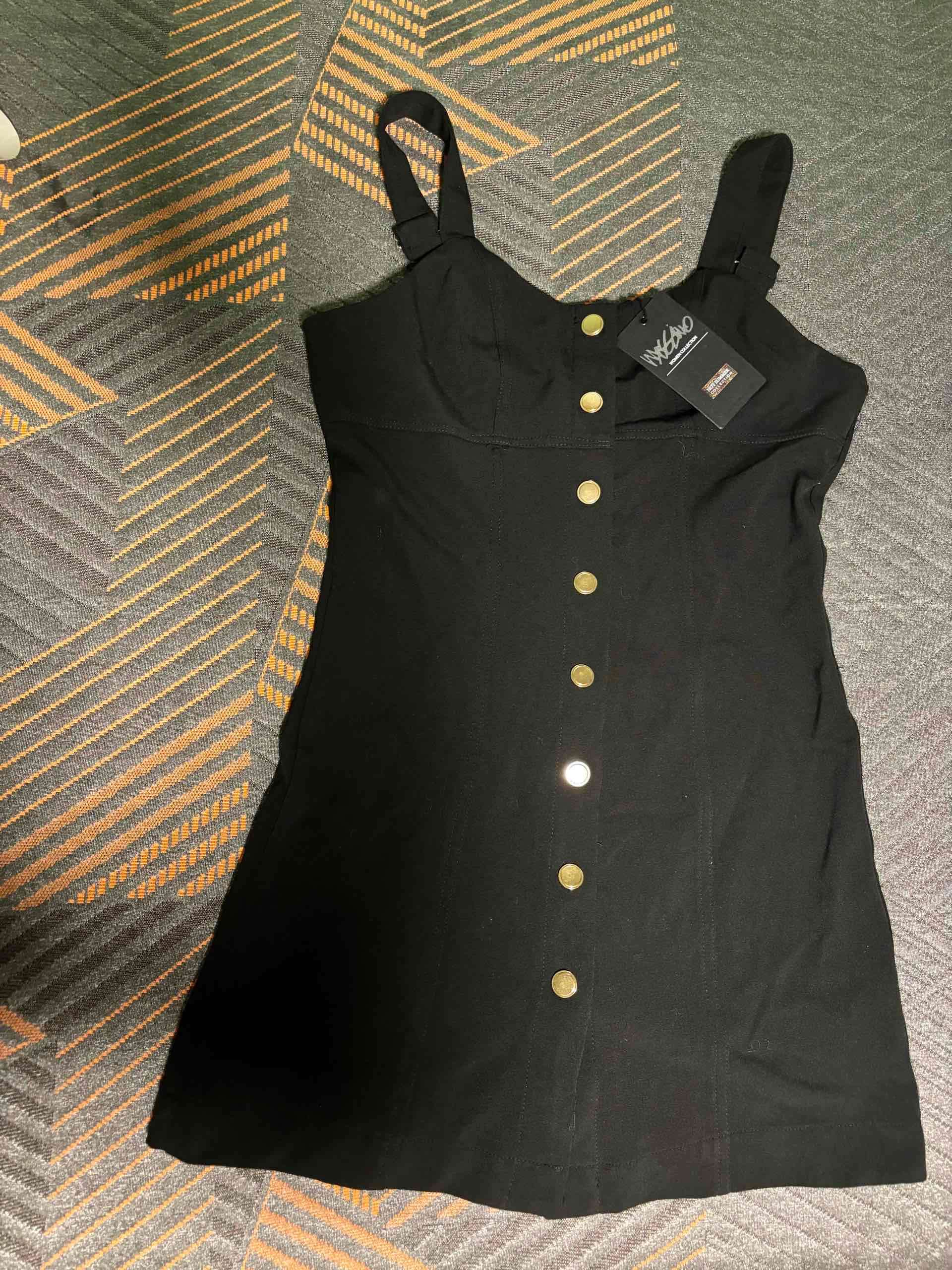 Vestido negro con botones dorados