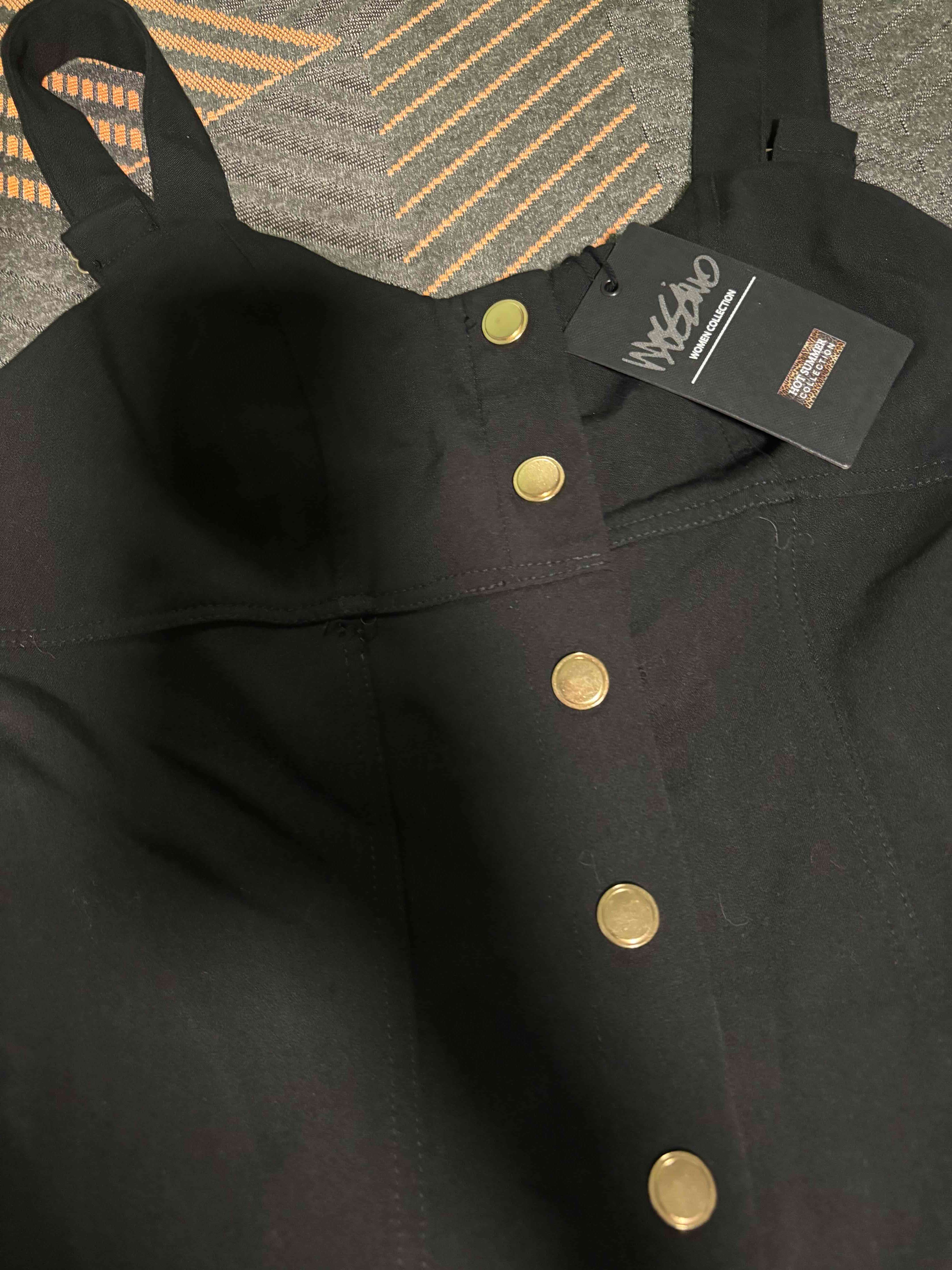 Vestido negro con botones dorados - miniatura 2