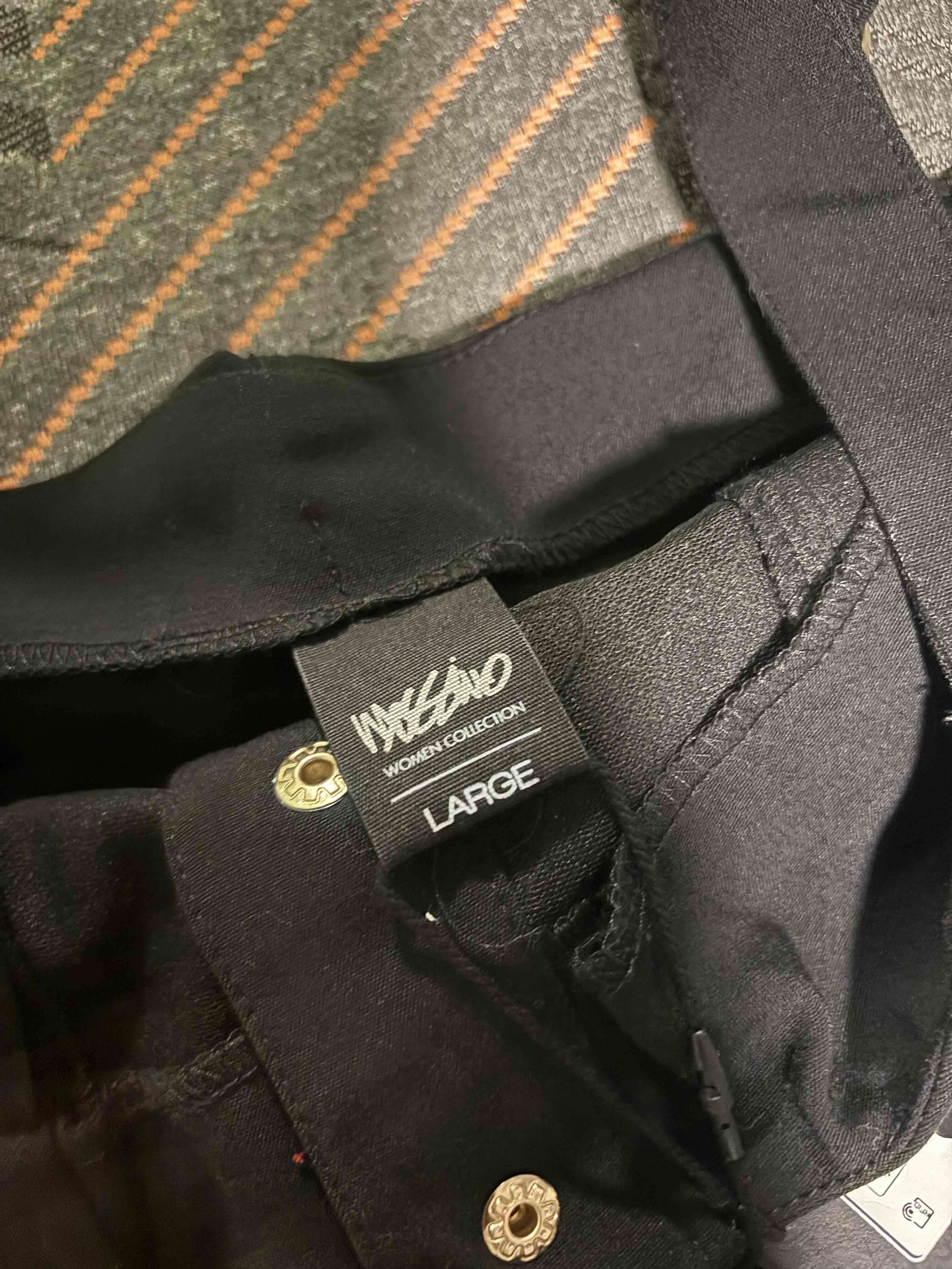 Vestido negro con botones dorados - miniatura 3