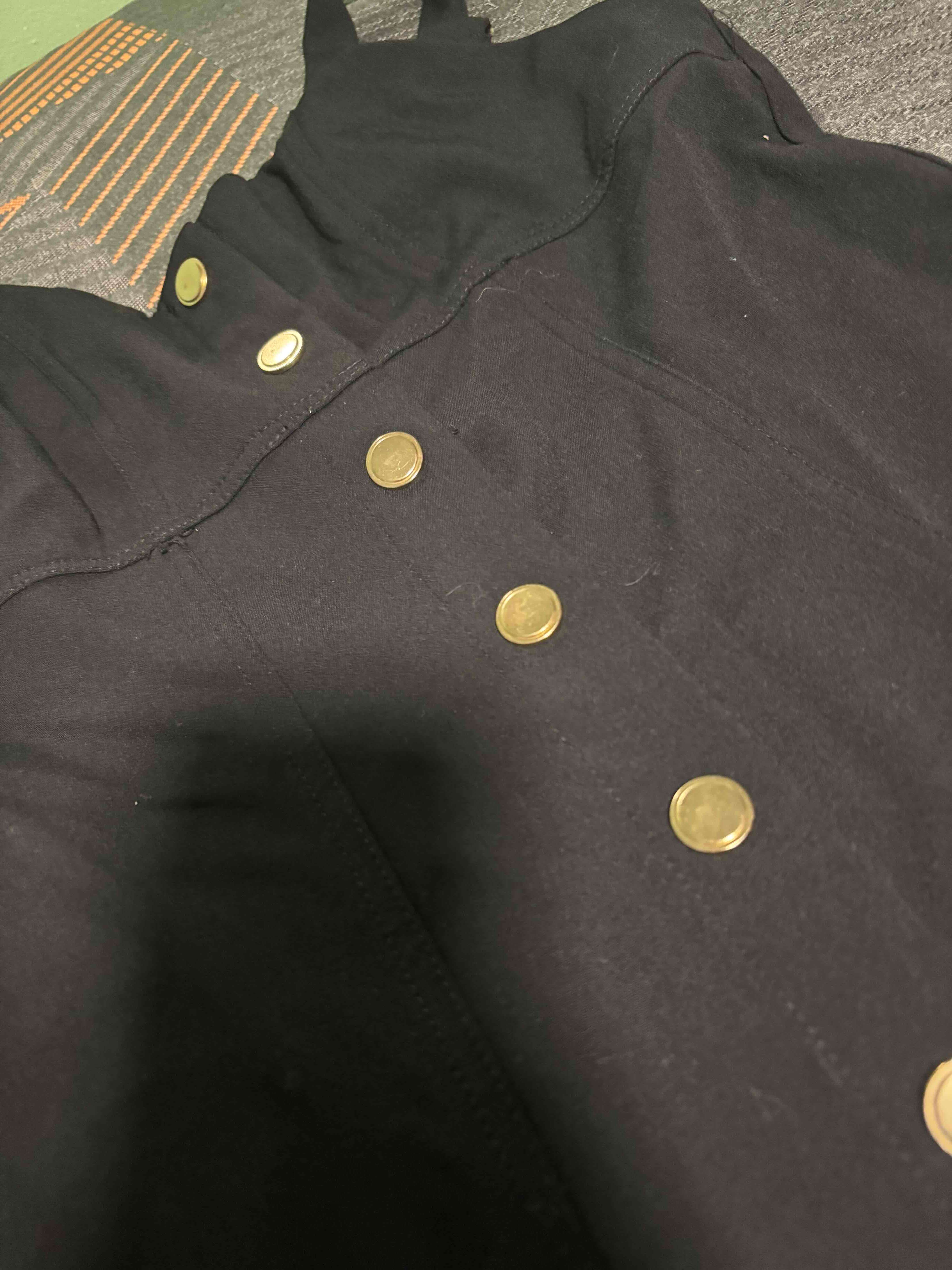 Vestido negro con botones dorados - miniatura 4