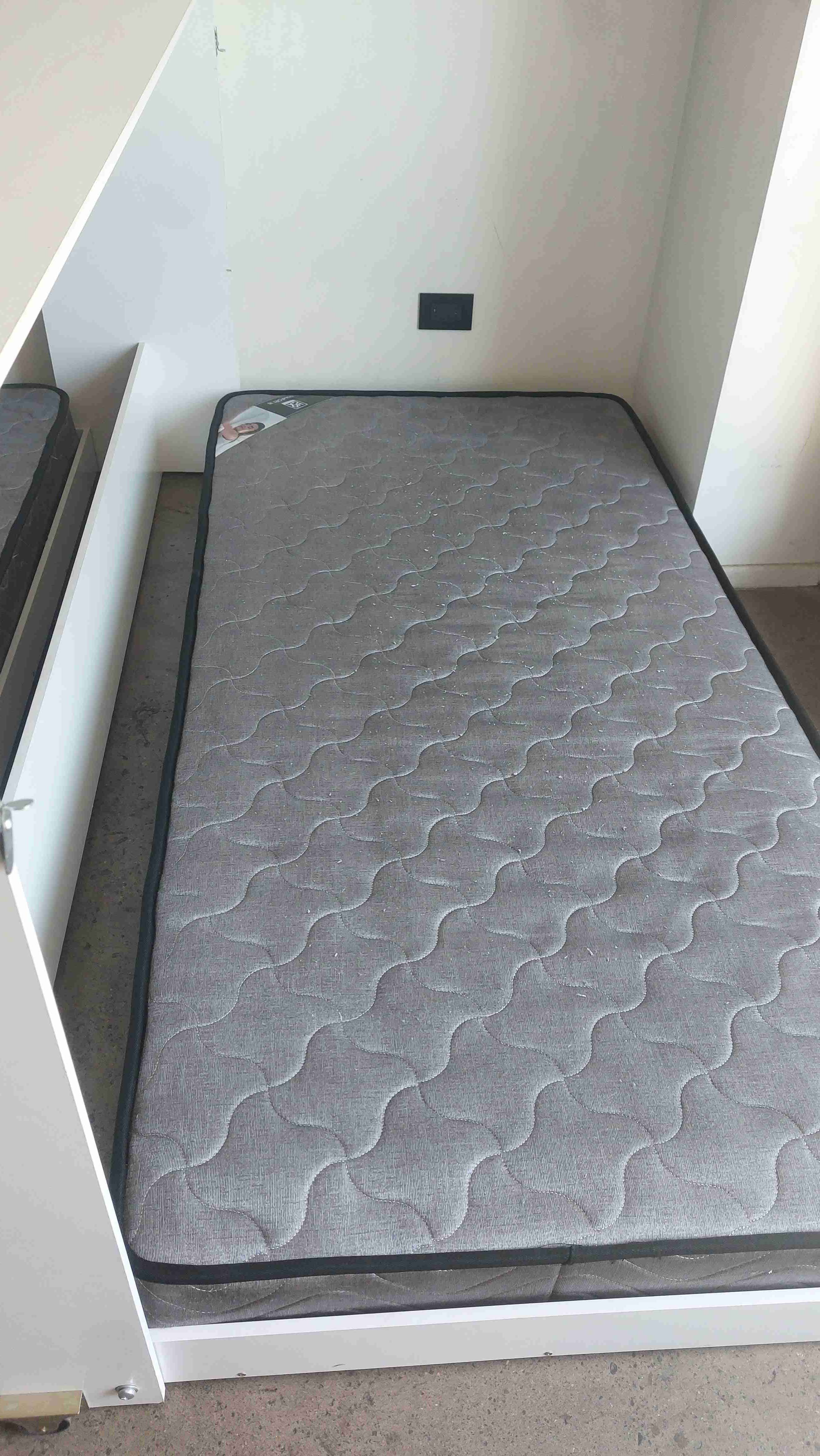 Camas plegables con colchones grises incluidos - miniatura 2