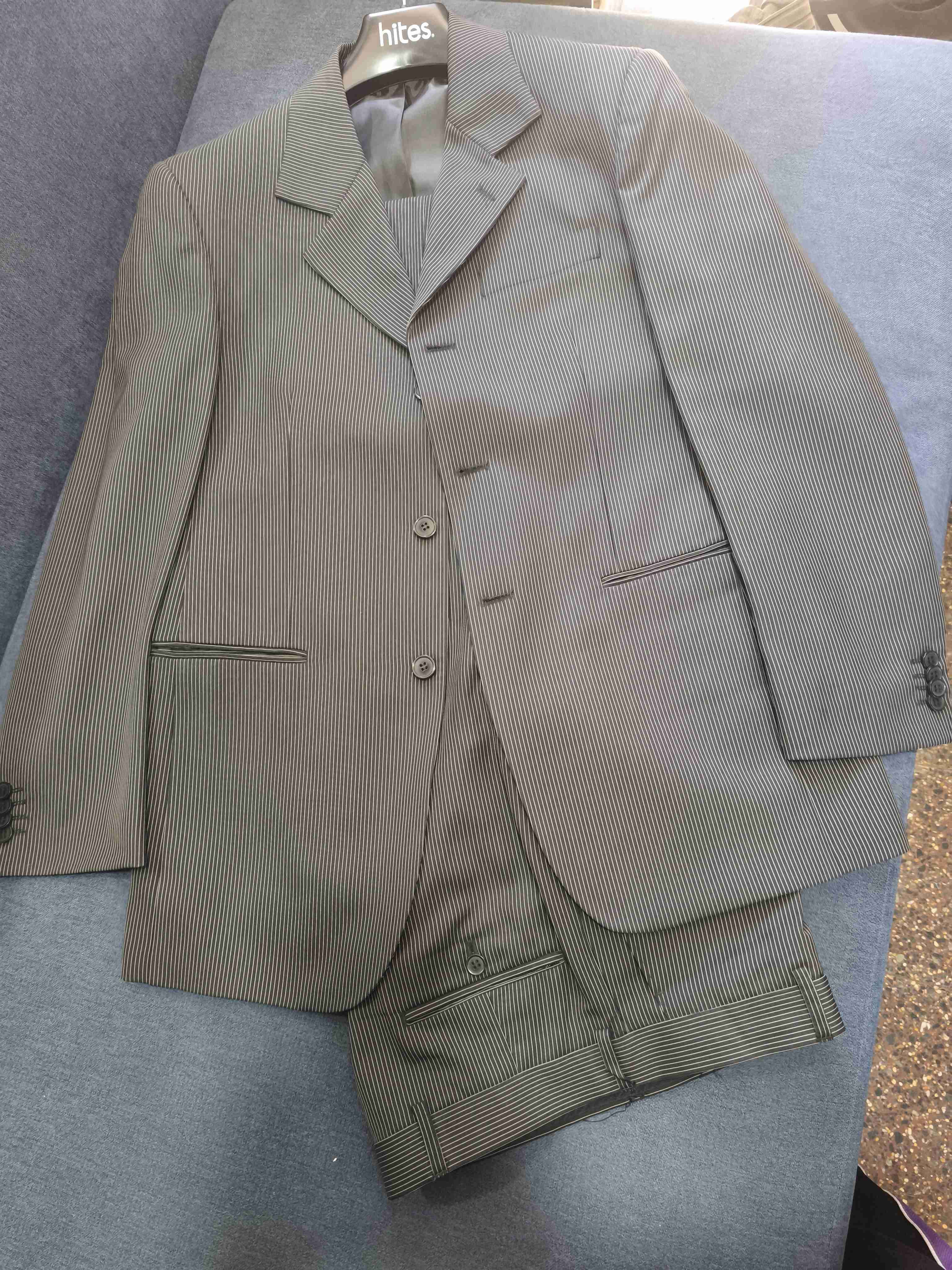 Traje de rayas elegante - miniatura 2