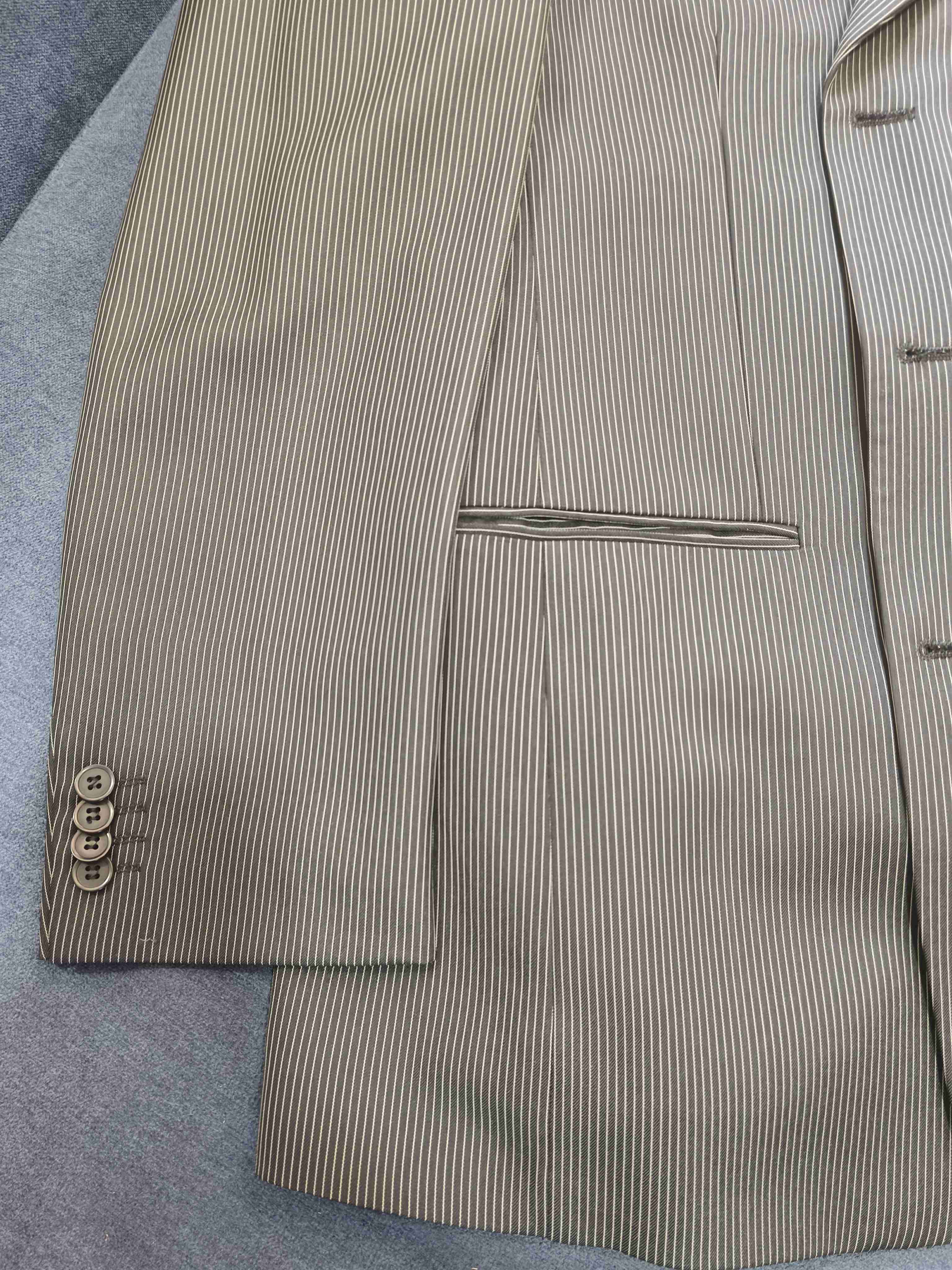 Traje de rayas elegante - miniatura 6