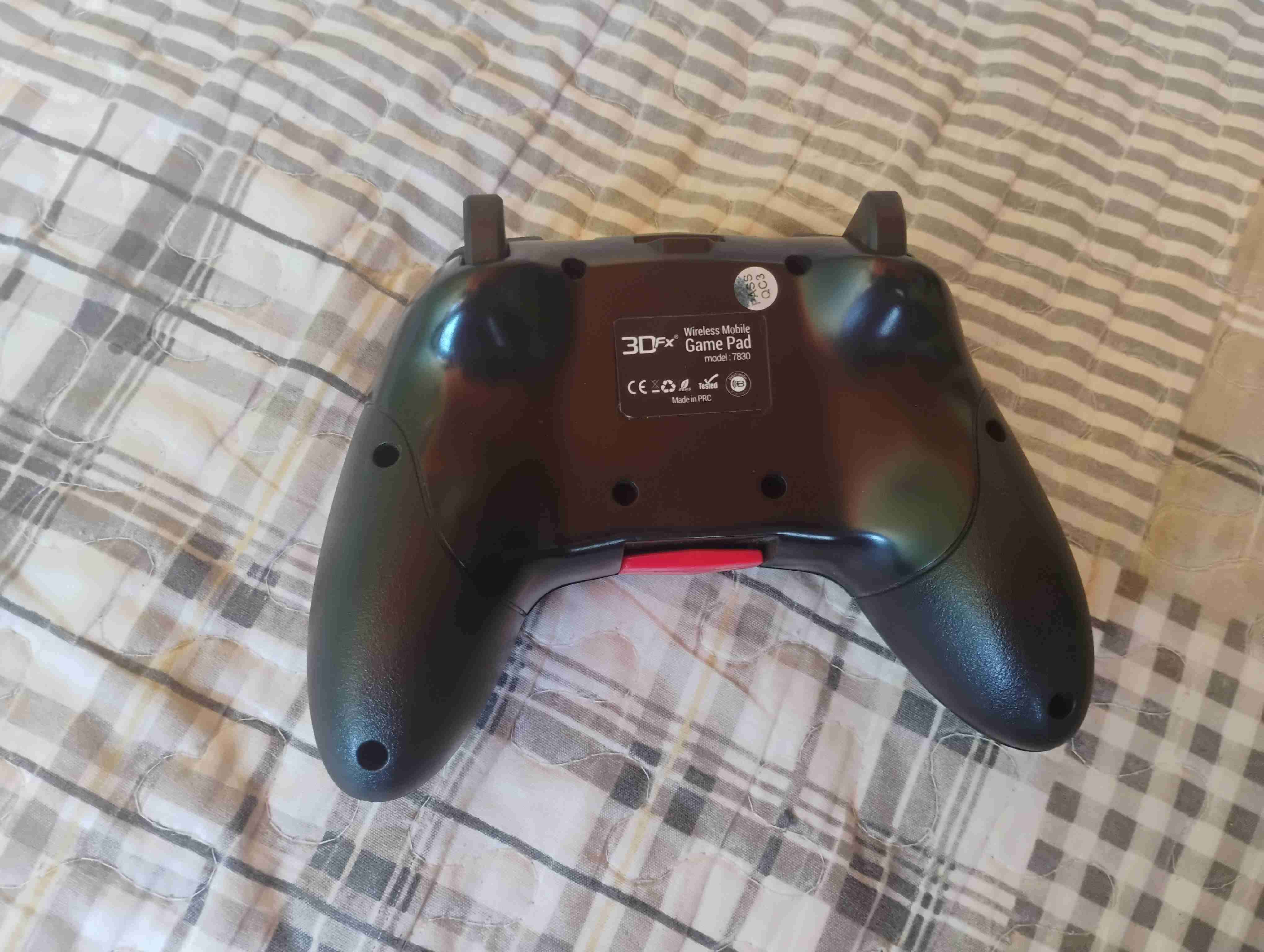 Control de juego rojo y negro - miniatura 2