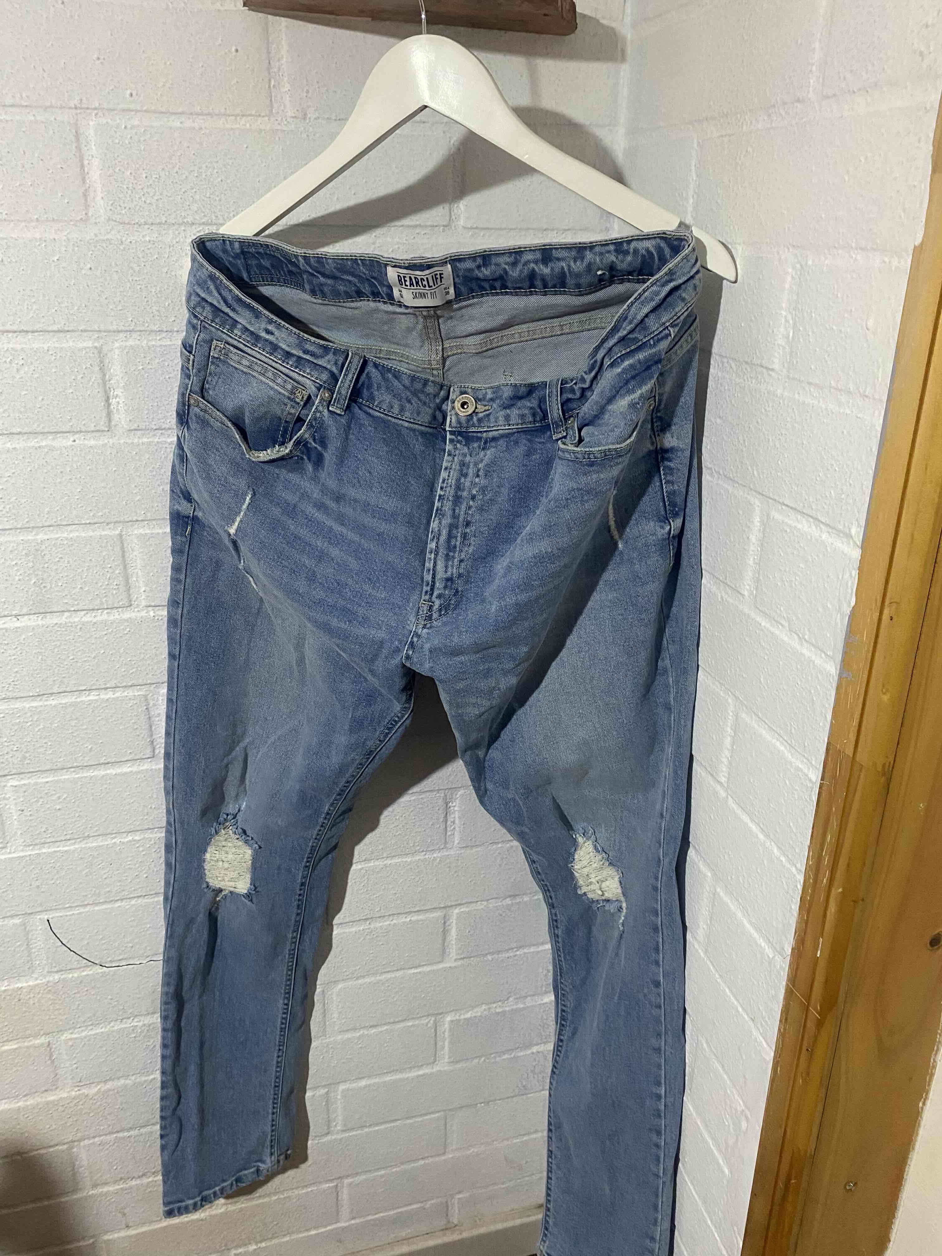 Jeans azules con roturas