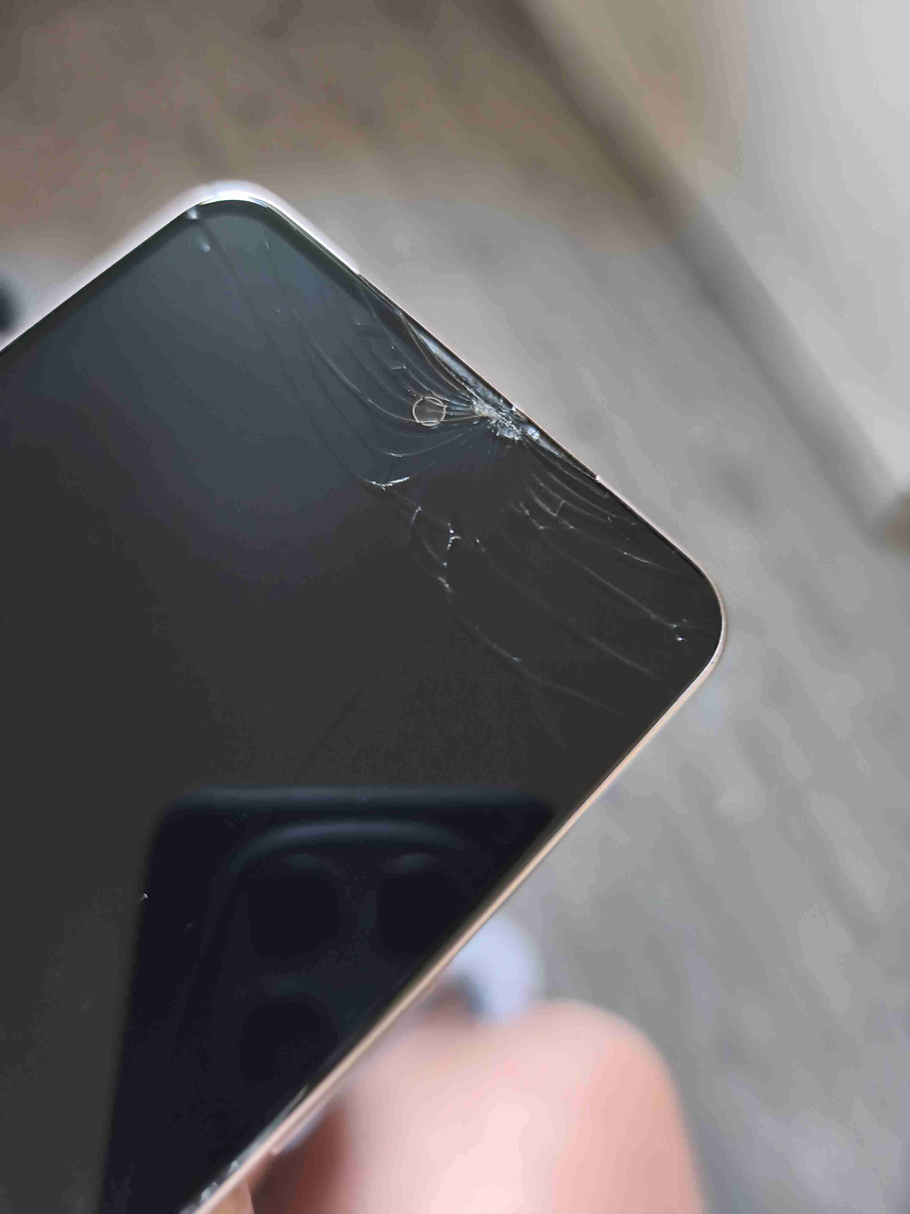 Teléfono con pantalla rota