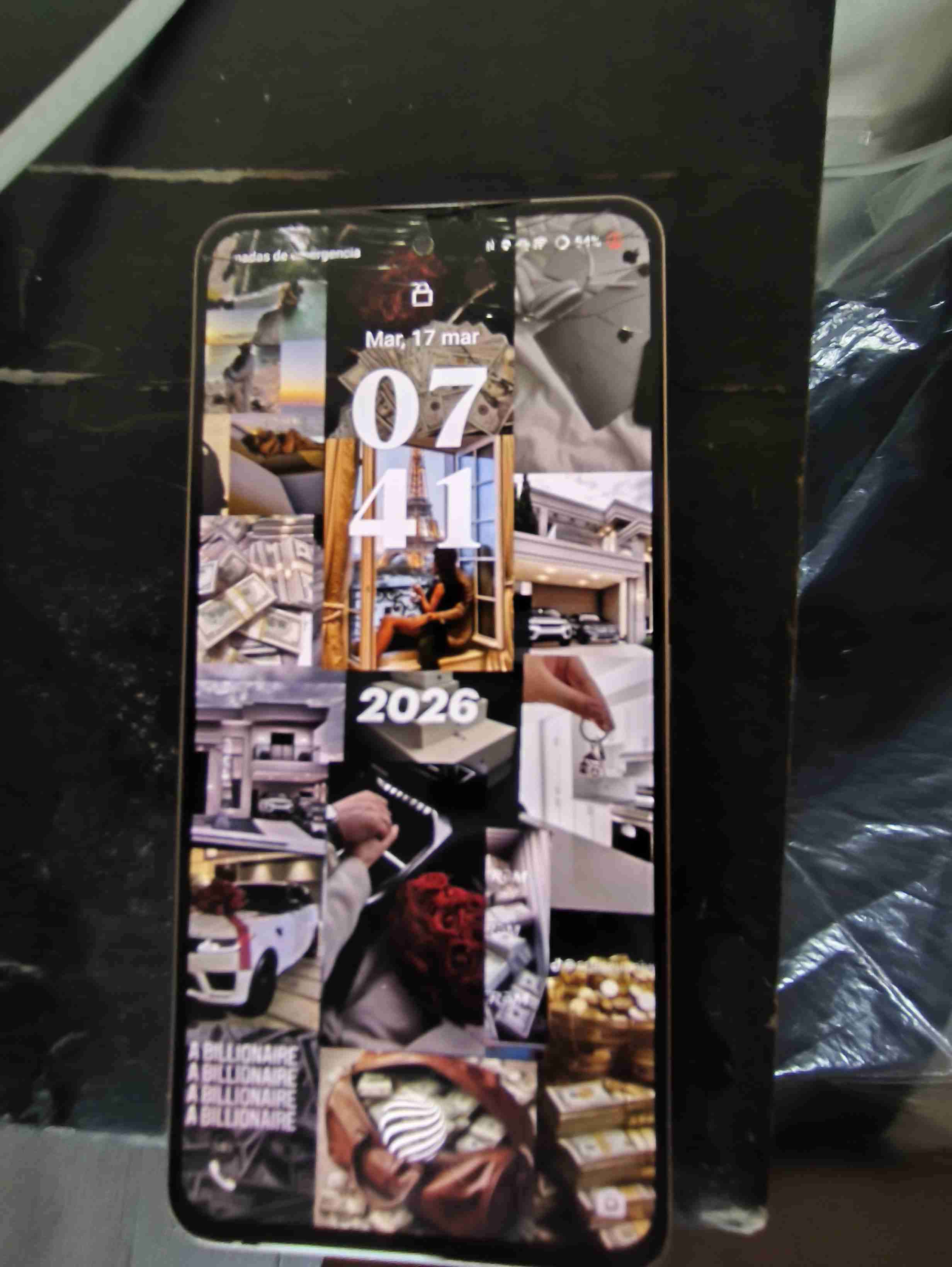 Teléfono con pantalla rota - miniatura 2