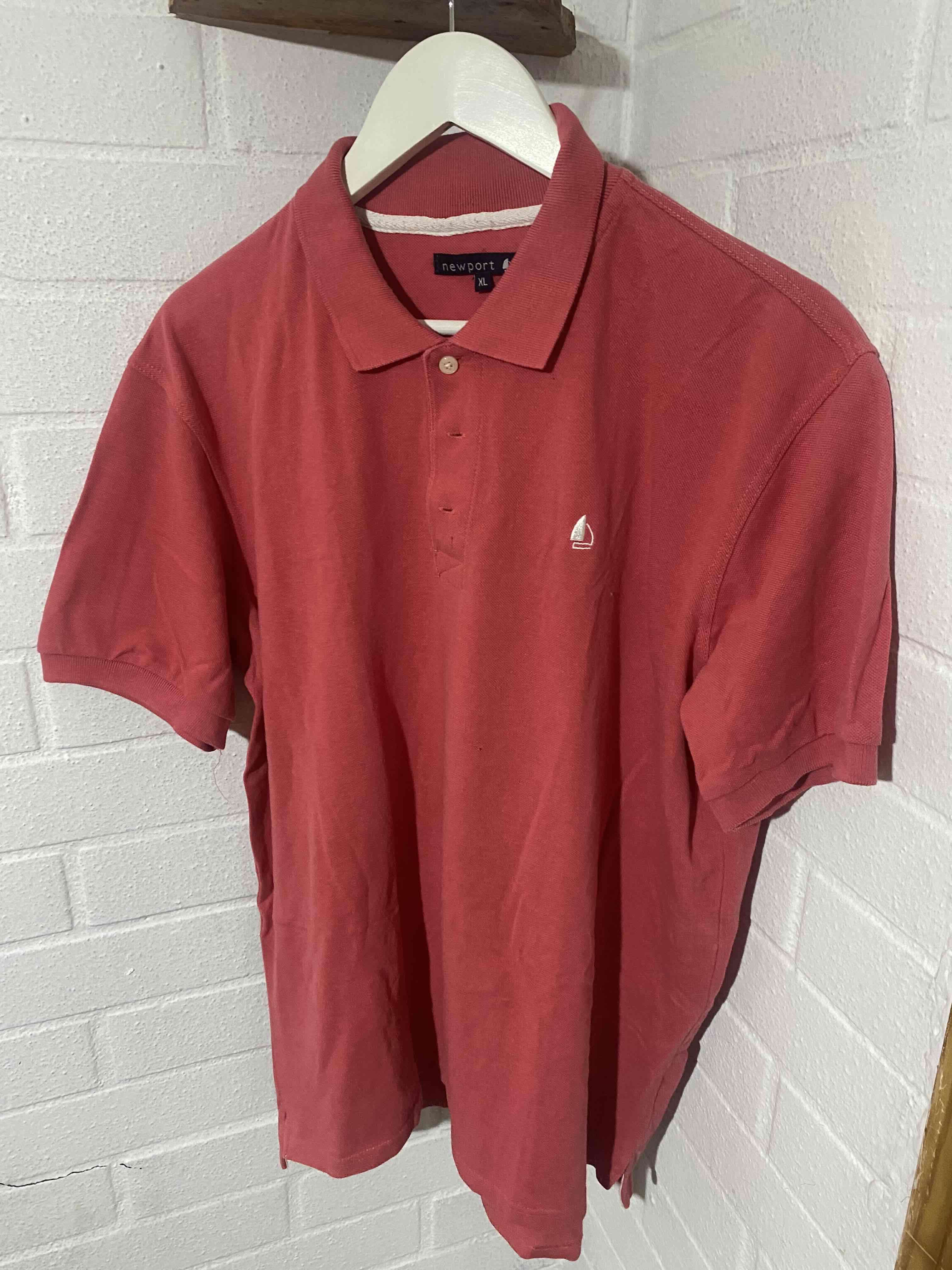 Polera polo roja, azul y negro Newport