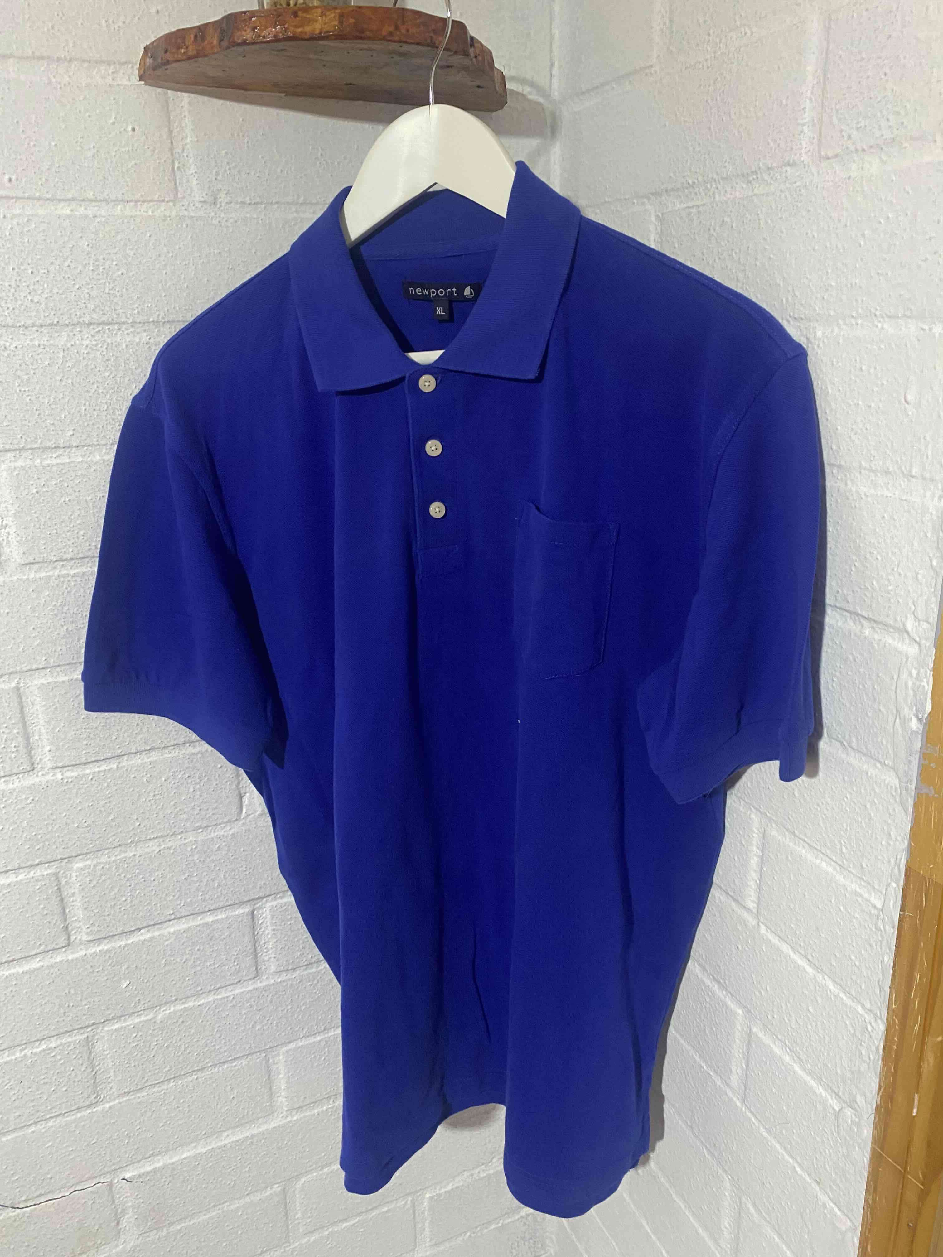 Polera polo roja, azul y negro Newport - miniatura 2